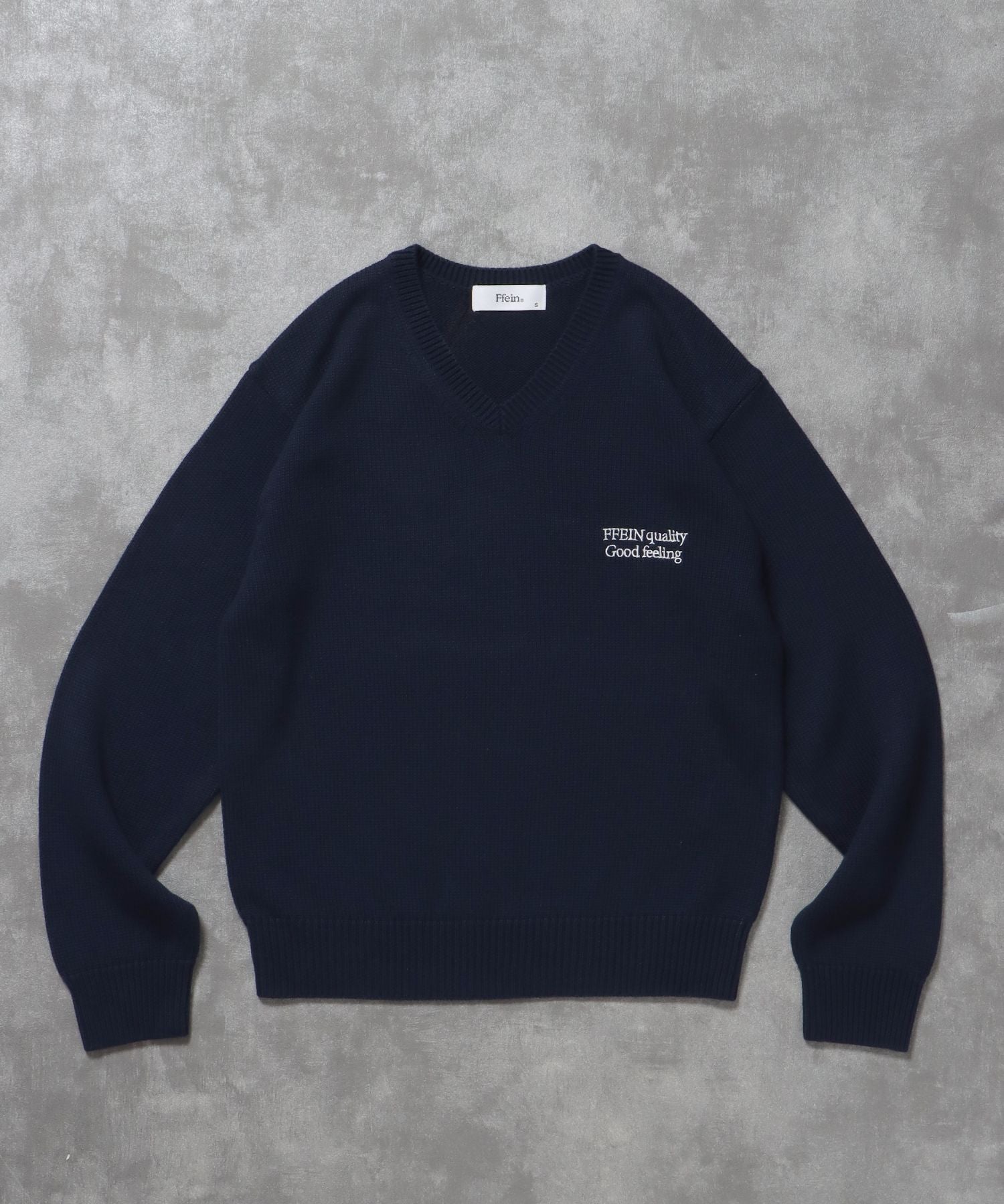【FFEIN(フェイン)】ワンポイントロゴVネックニット/ ニット Vネック 刺繍 ワンポイント 長袖 【短丈】 ネイビー