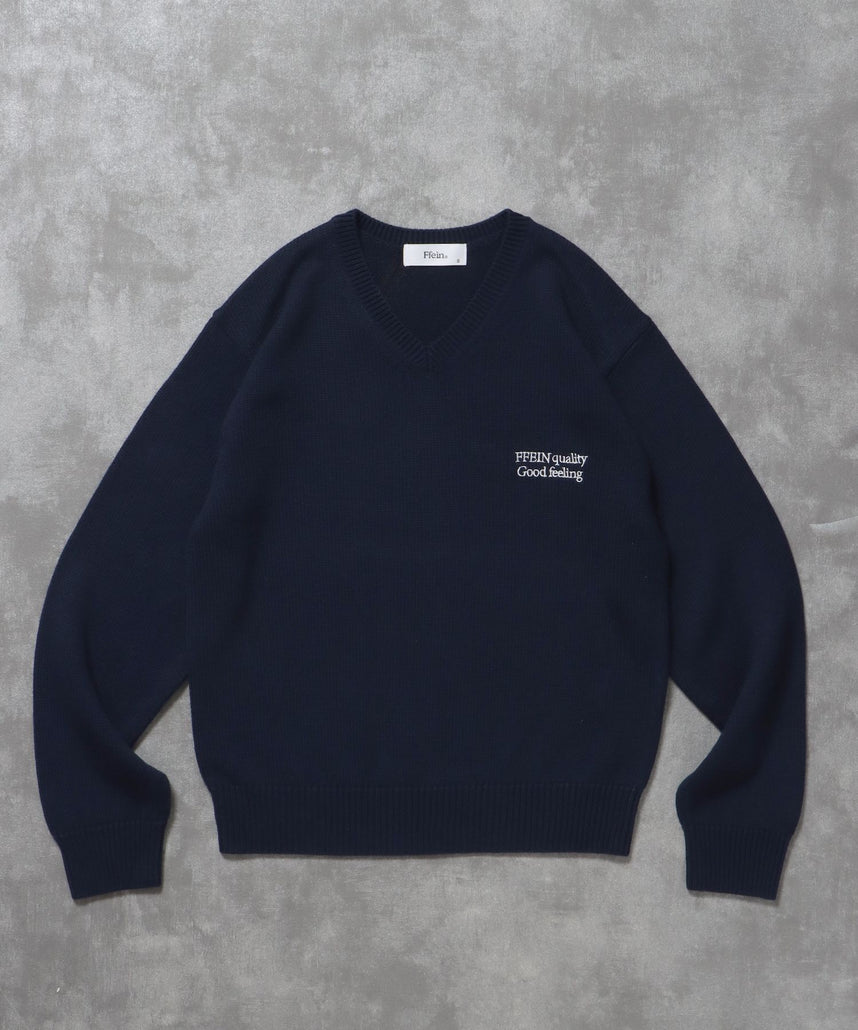 【FFEIN(フェイン)】ワンポイントロゴVネックニット/ ニット Vネック 刺繍 ワンポイント 長袖 【短丈】 ネイビー