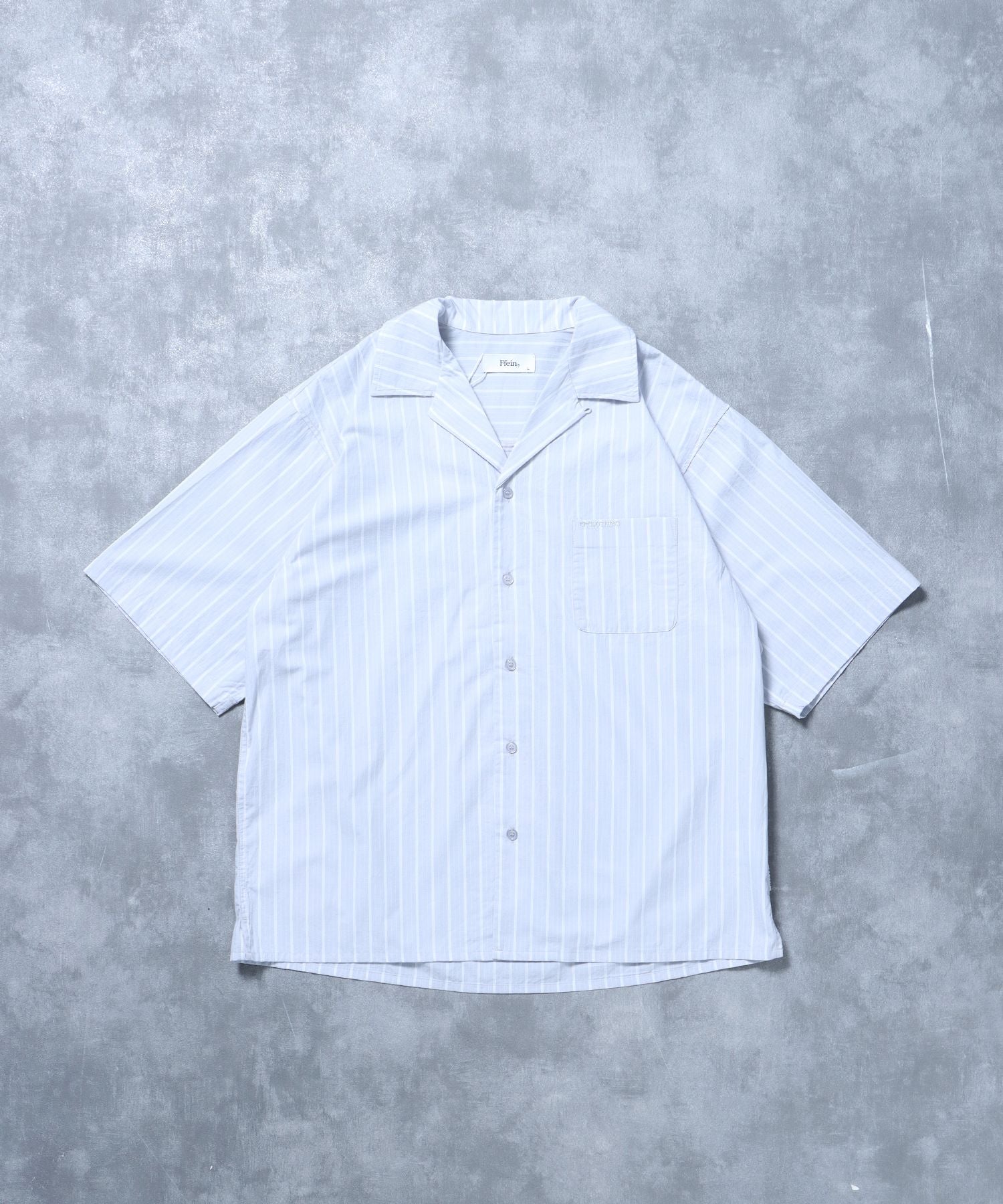 【FFEIN(フェイン)】開襟ストライプ半袖シャツ / シャツ オープンカラー 半袖 ワンポイント 刺繍 ストライプ ライトグレー