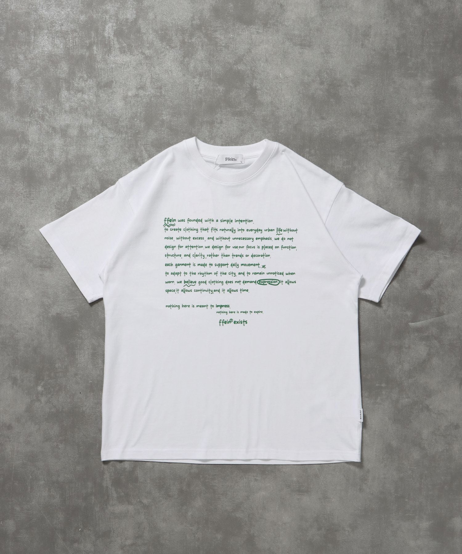 【FFEIN(フェイン)】手書きメッセージショート丈Tシャツ / Tシャツ クルーネック 半袖 プリント 【短丈】 ホワイト