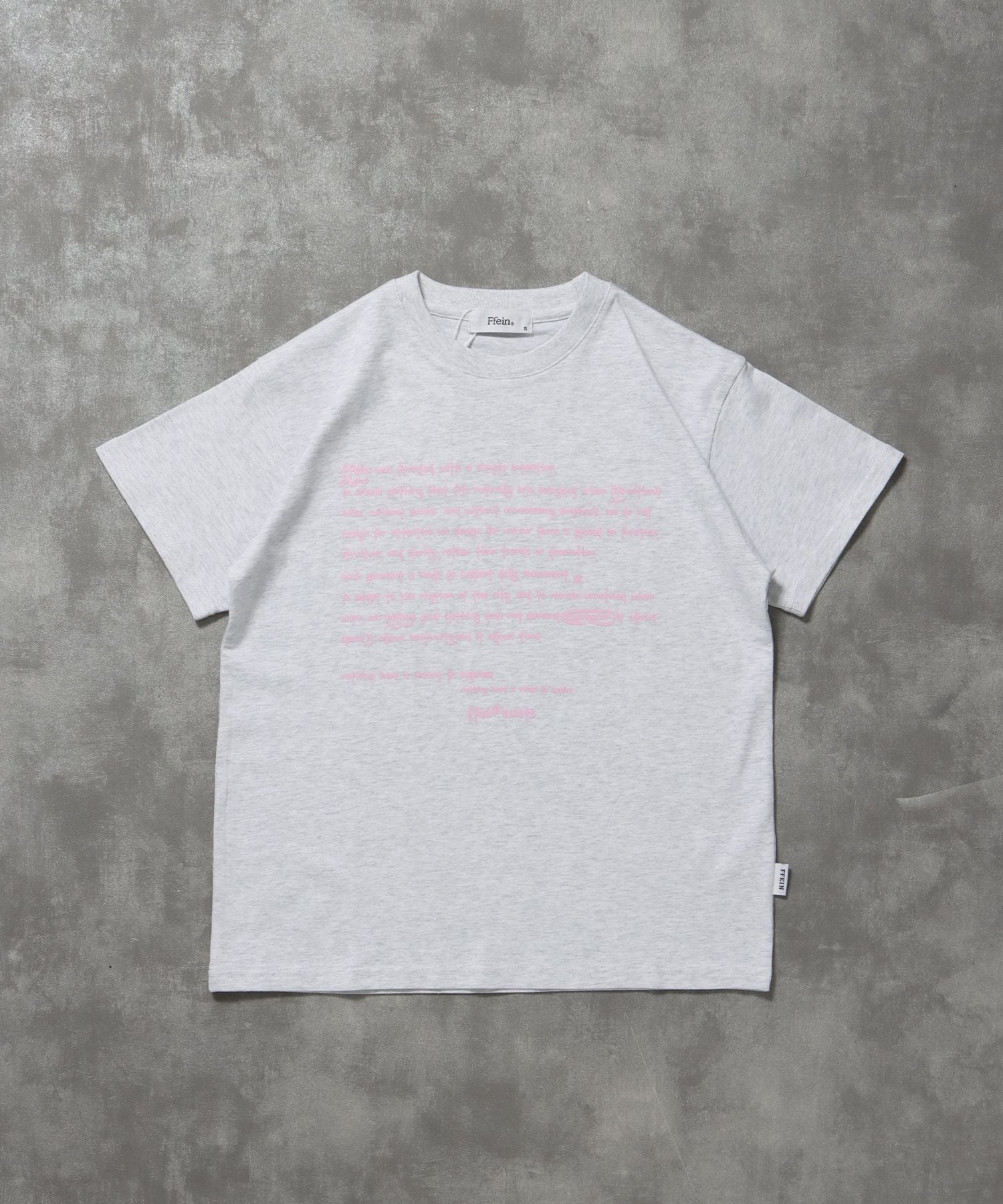 【FFEIN(フェイン)】手書きメッセージショート丈Tシャツ / Tシャツ クルーネック 半袖 プリント 【短丈】 アッシュグレー