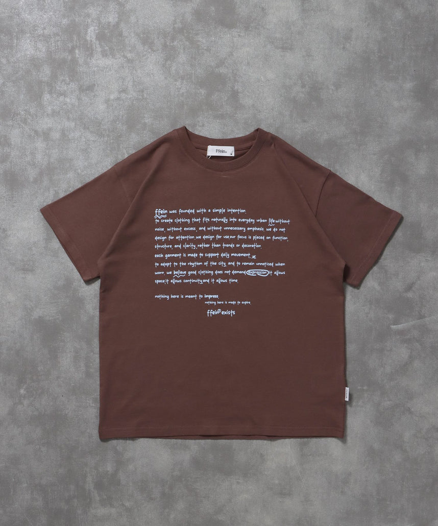 【FFEIN(フェイン)】手書きメッセージショート丈Tシャツ / Tシャツ クルーネック 半袖 プリント 【短丈】 モカ