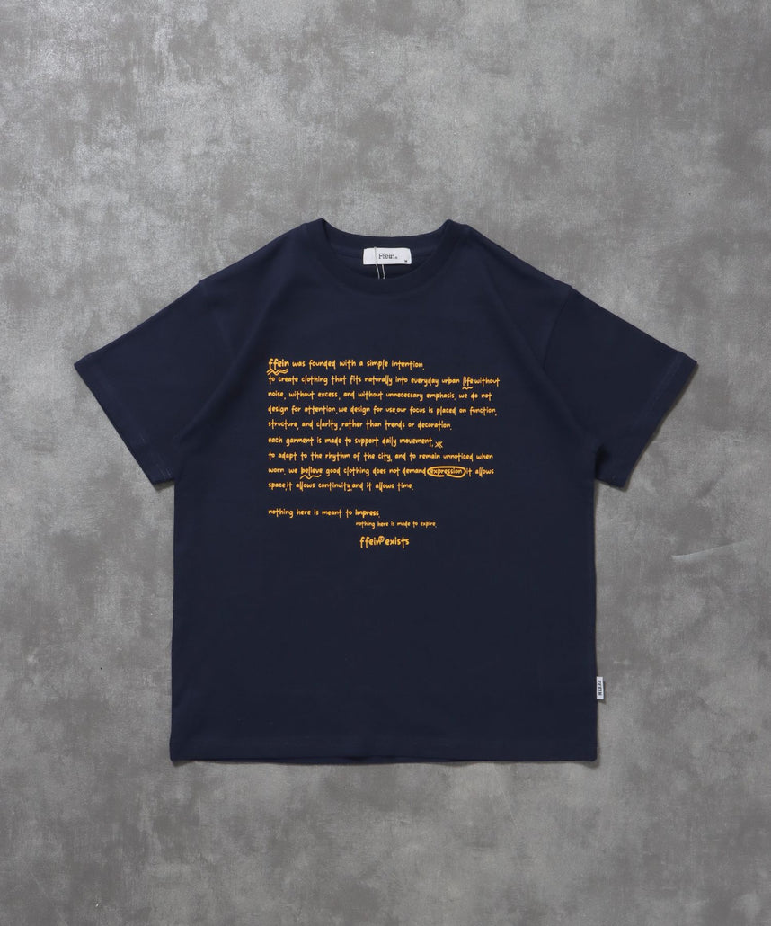 【FFEIN(フェイン)】手書きメッセージショート丈Tシャツ / Tシャツ クルーネック 半袖 プリント 【短丈】 ネイビー