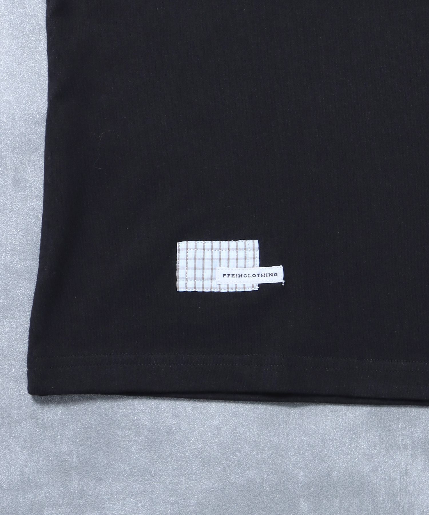 アップリケロゴショート丈Tシャツ/ Tシャツ クルーネック 半袖 プリント 刺繍 チェック 【短丈】 ブラック