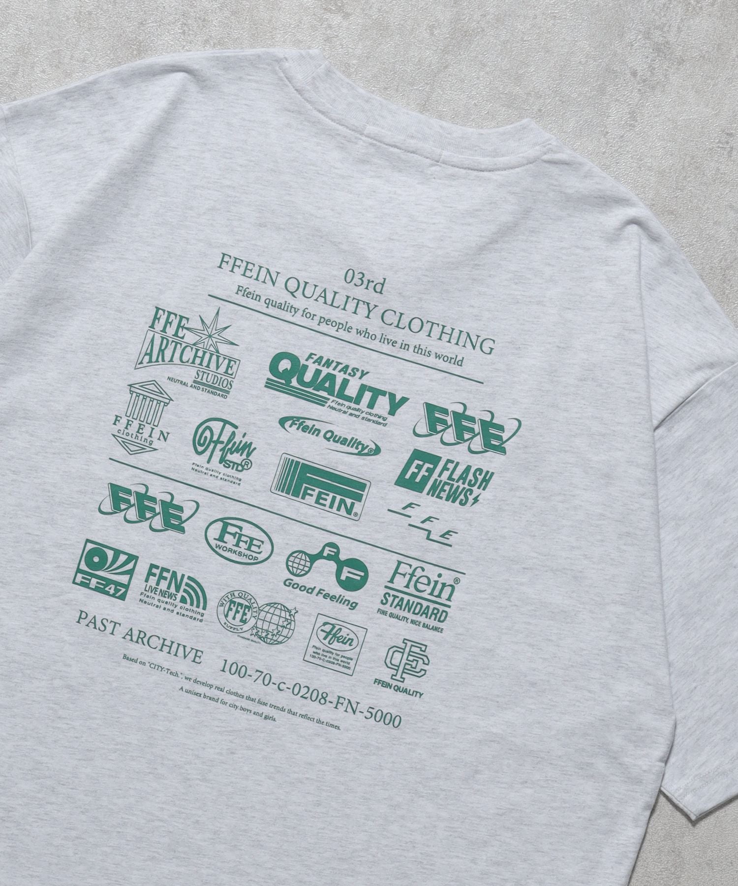 【FFEIN(フェイン)】企業ロゴプリントオーバーサイズTシャツ / Tシャツ クルーネック 半袖 プリント 【短丈】 アッシュグレー