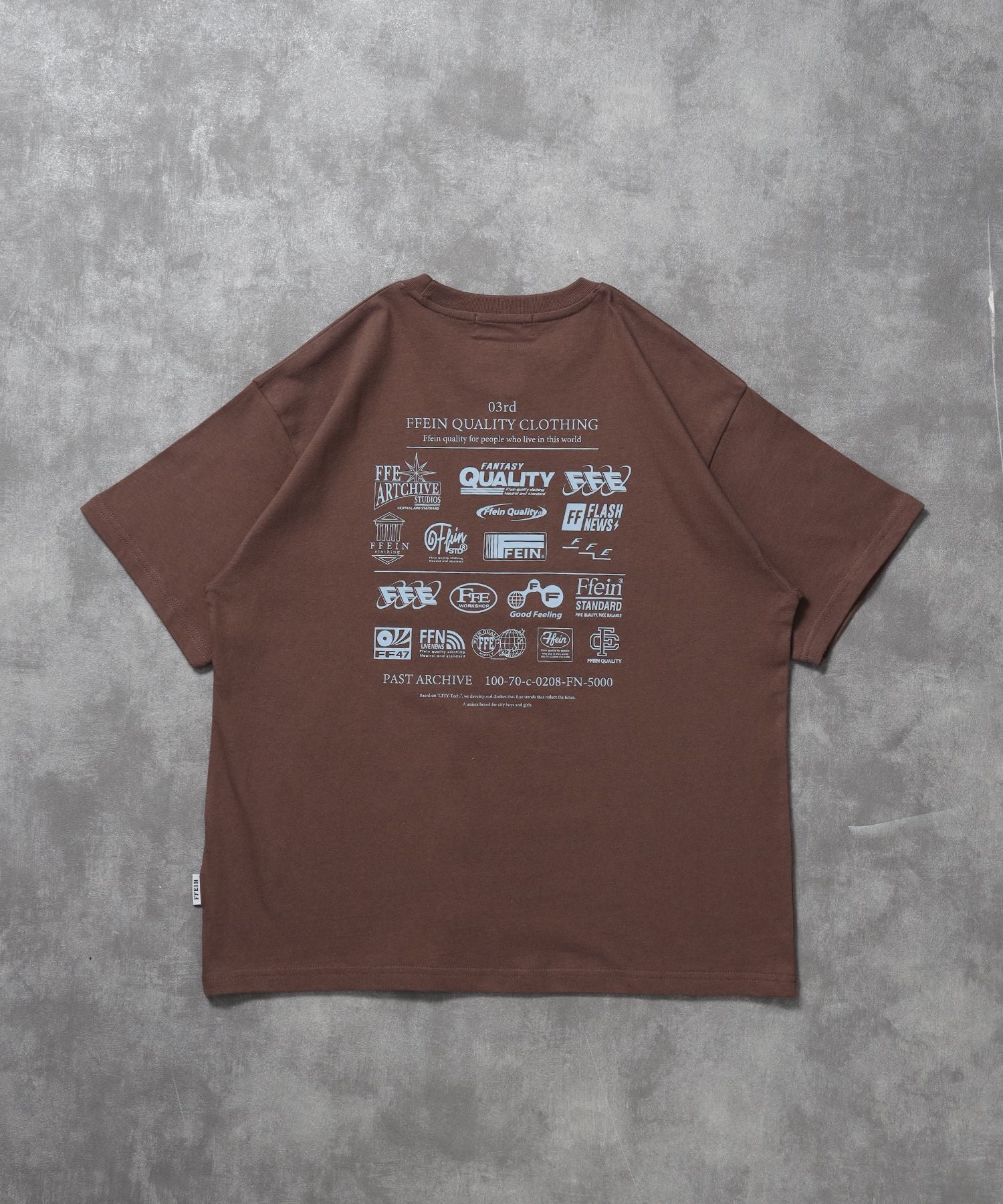 【FFEIN(フェイン)】企業ロゴプリントオーバーサイズTシャツ / Tシャツ クルーネック 半袖 プリント 【短丈】 モカ