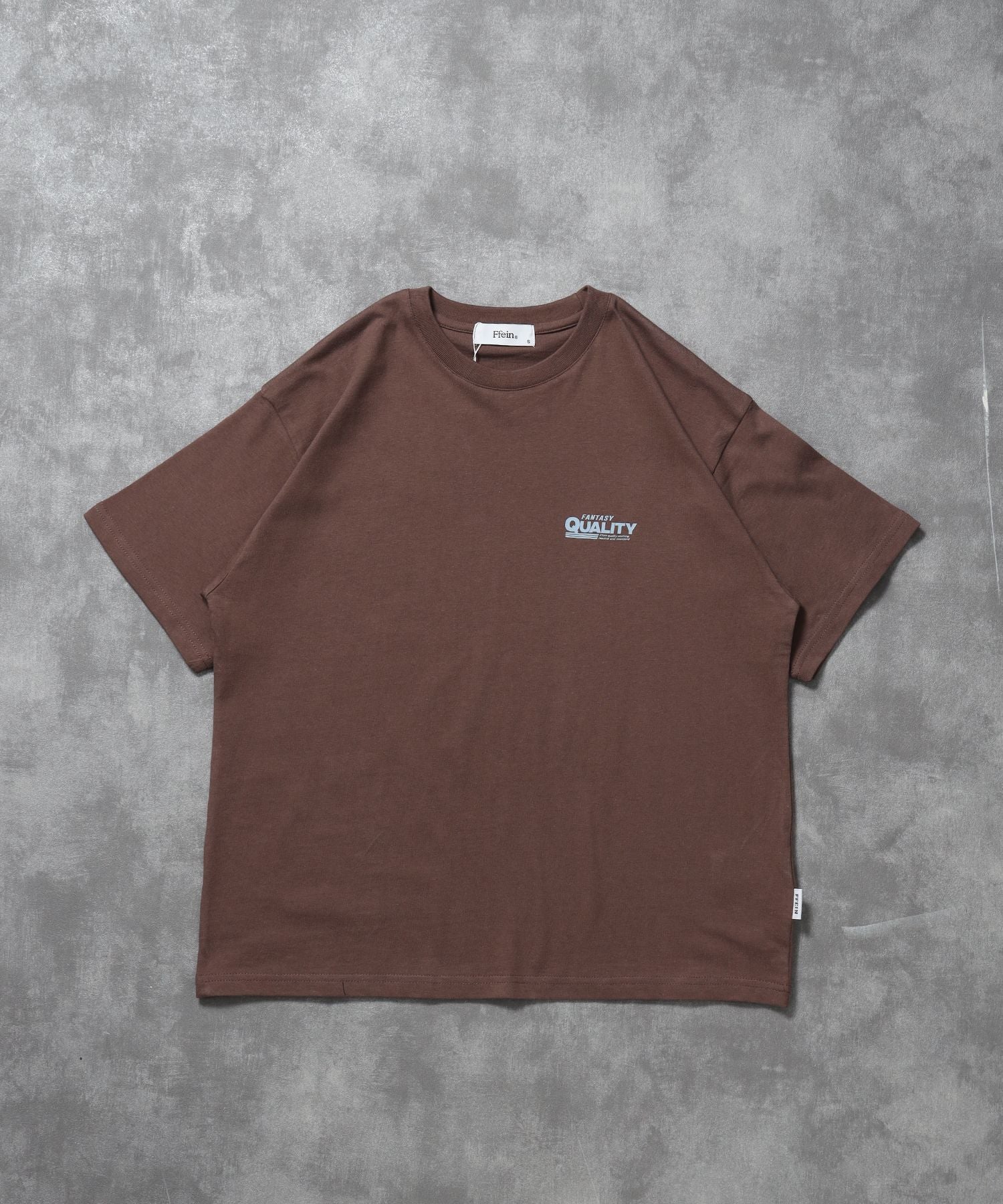 【FFEIN(フェイン)】企業ロゴプリントオーバーサイズTシャツ / Tシャツ クルーネック 半袖 プリント 【短丈】 モカ