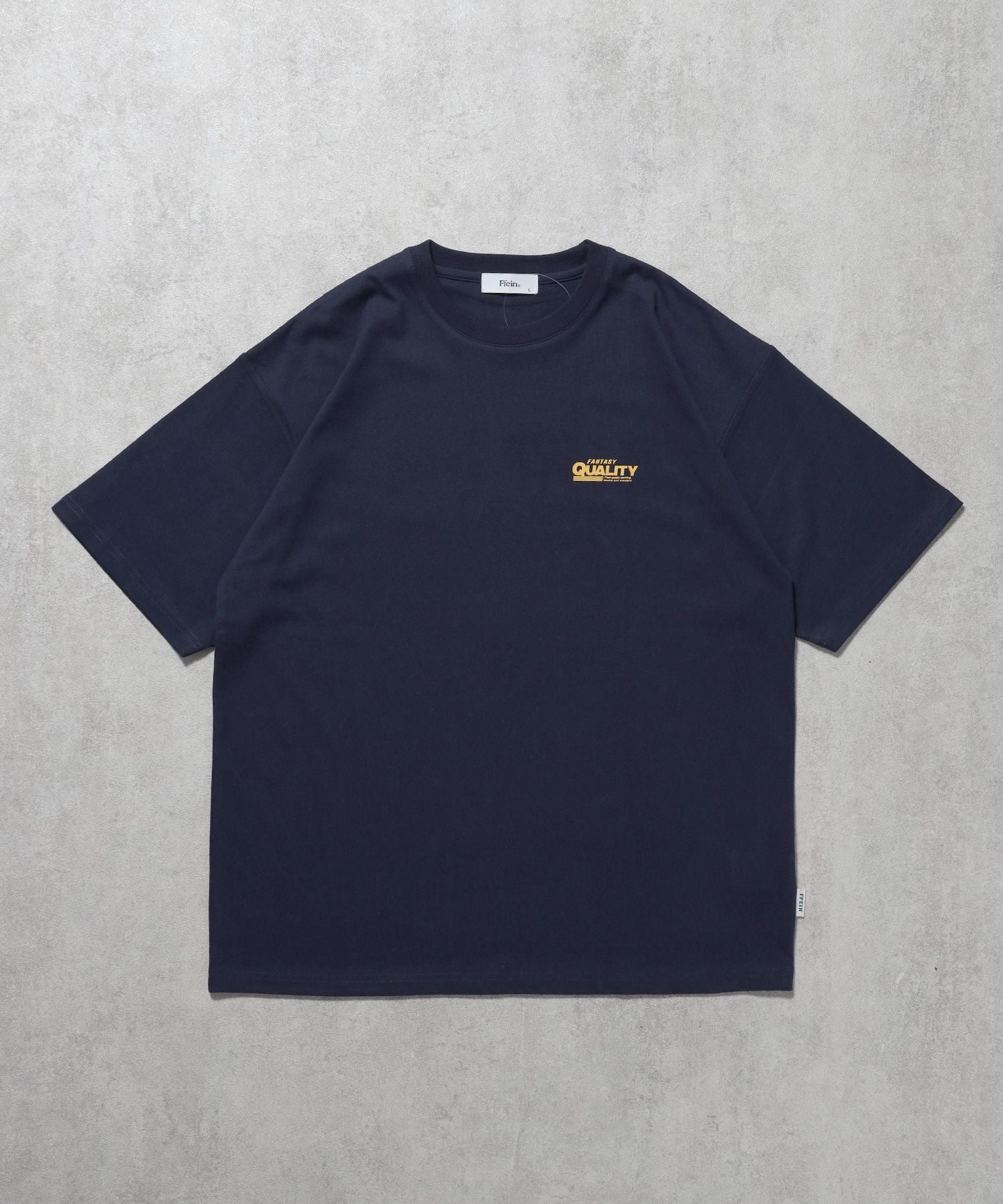 【FFEIN(フェイン)】企業ロゴプリントオーバーサイズTシャツ / Tシャツ クルーネック 半袖 プリント 【短丈】 ネイビー