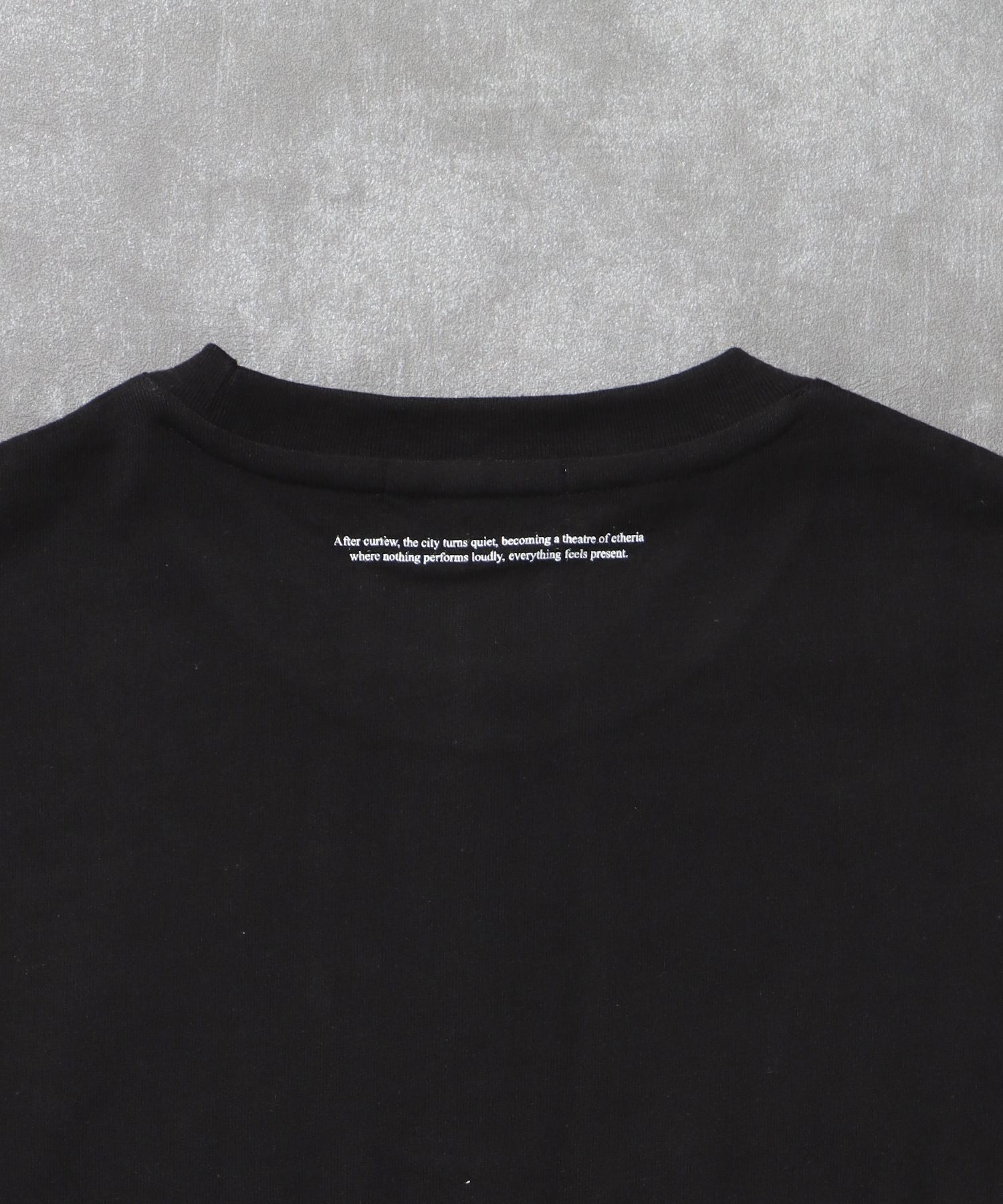 シンプルプリントロゴショート丈Tシャツ/ Tシャツ クルーネック 半袖 プリント スタッズ ワンポイント【短丈】 ブラック