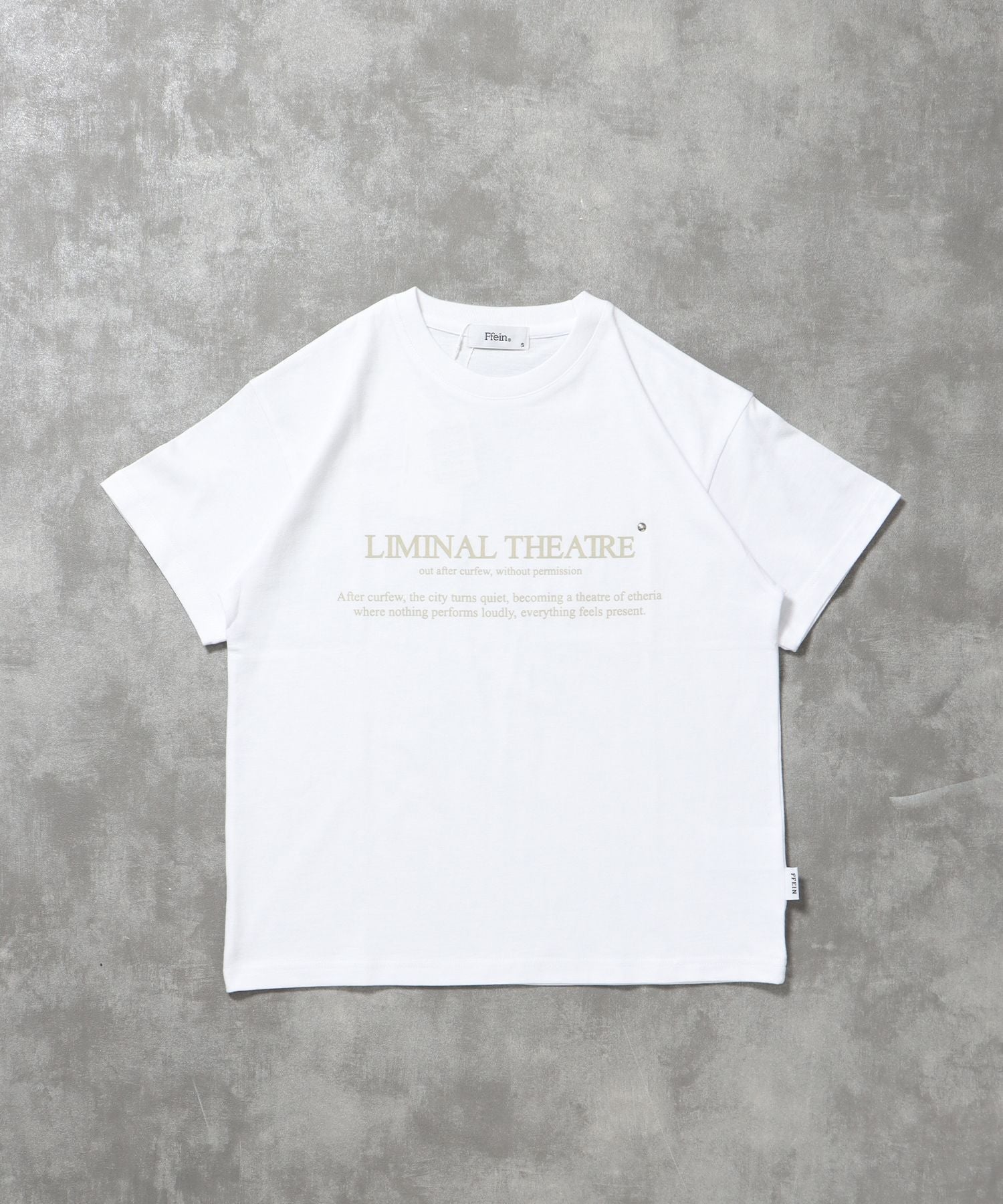 【FFEIN(フェイン)】シンプルプリントロゴショート丈Tシャツ/ Tシャツ クルーネック 半袖 プリント スタッズ ワンポイント【短丈】 ホワイト
