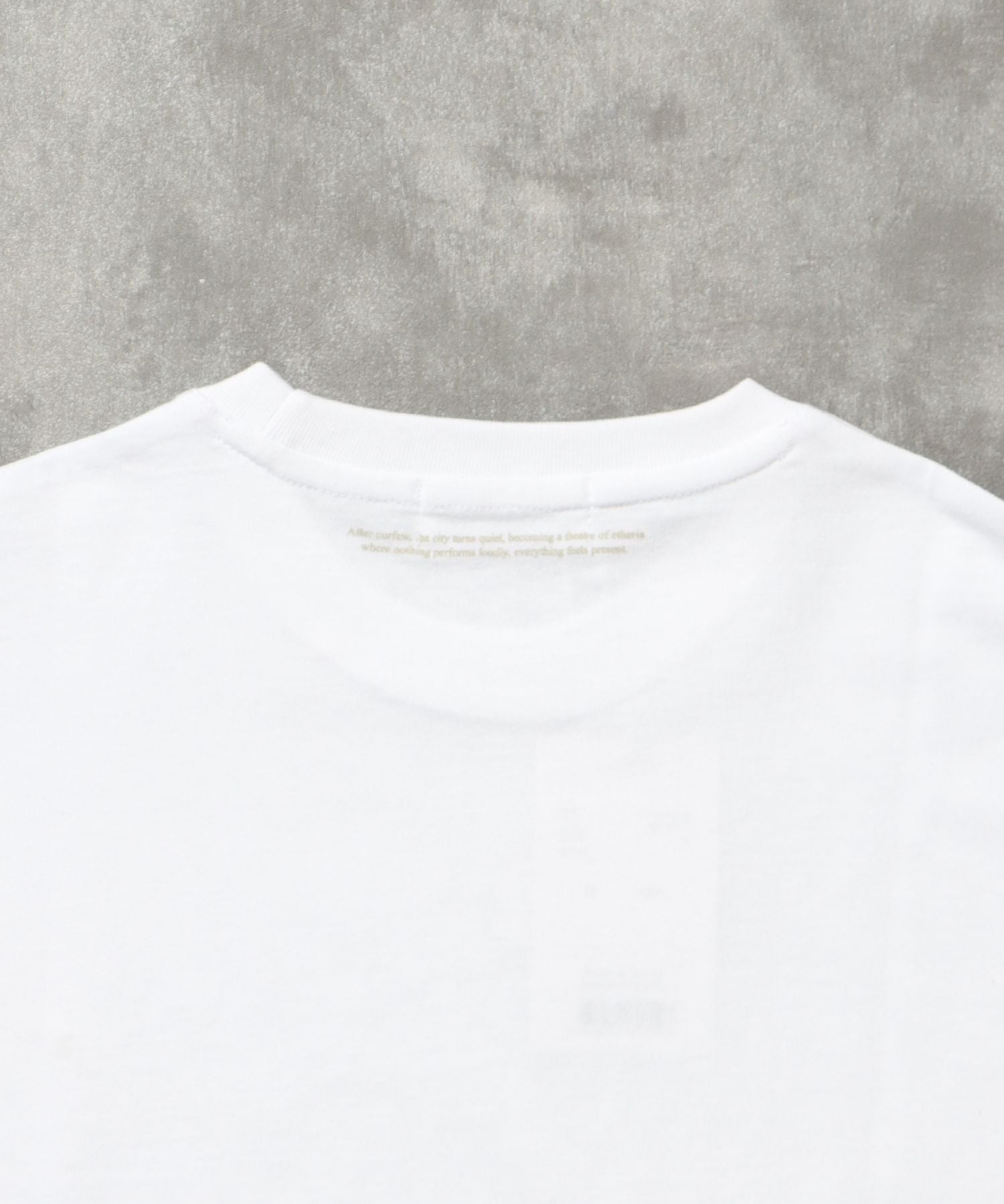 シンプルプリントロゴショート丈Tシャツ/ Tシャツ クルーネック 半袖 プリント スタッズ ワンポイント【短丈】 ホワイト
