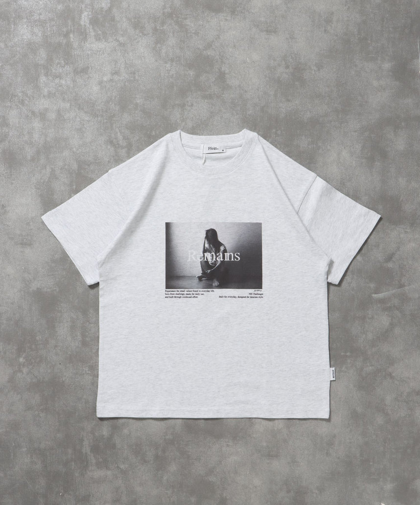 【FFEIN(フェイン)】モノトーンフォトプリントショート丈Tシャツ / Tシャツ クルーネック 半袖 プリント フォト 【短丈】 アッシュグレー