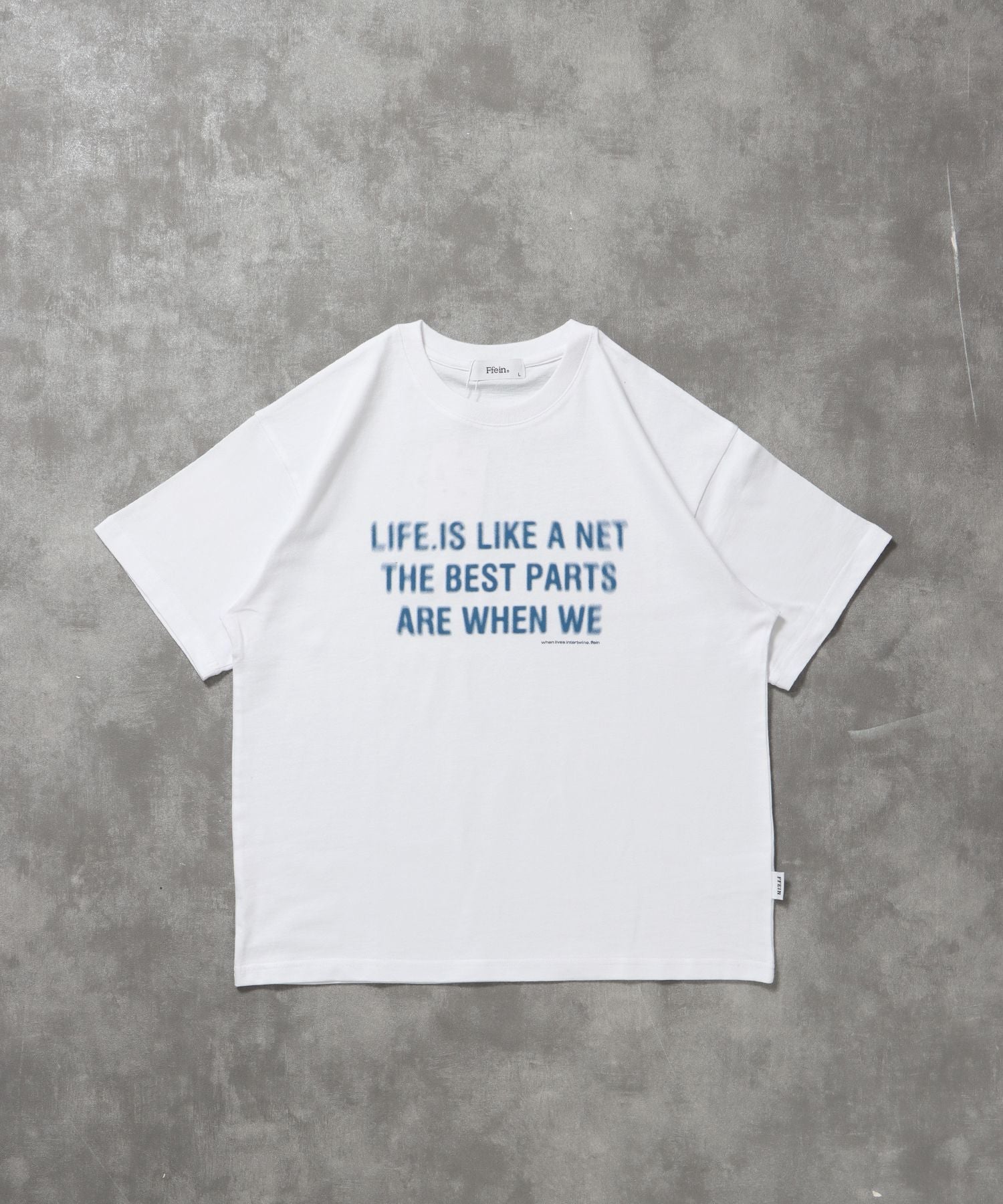 【FFEIN(フェイン)】ぼかしメッセージロゴショート丈Tシャツ / Tシャツ クルーネック 半袖 プリント ぼかし 【短丈】 ホワイト