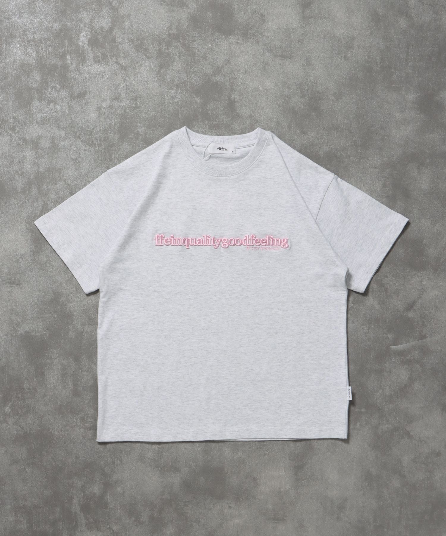 【FFEIN(フェイン)】センターロゴ3D刺繍ショート丈Tシャツ / Tシャツ クルーネック 半袖 刺繍 シンプル 【短丈】 アッシュグレー