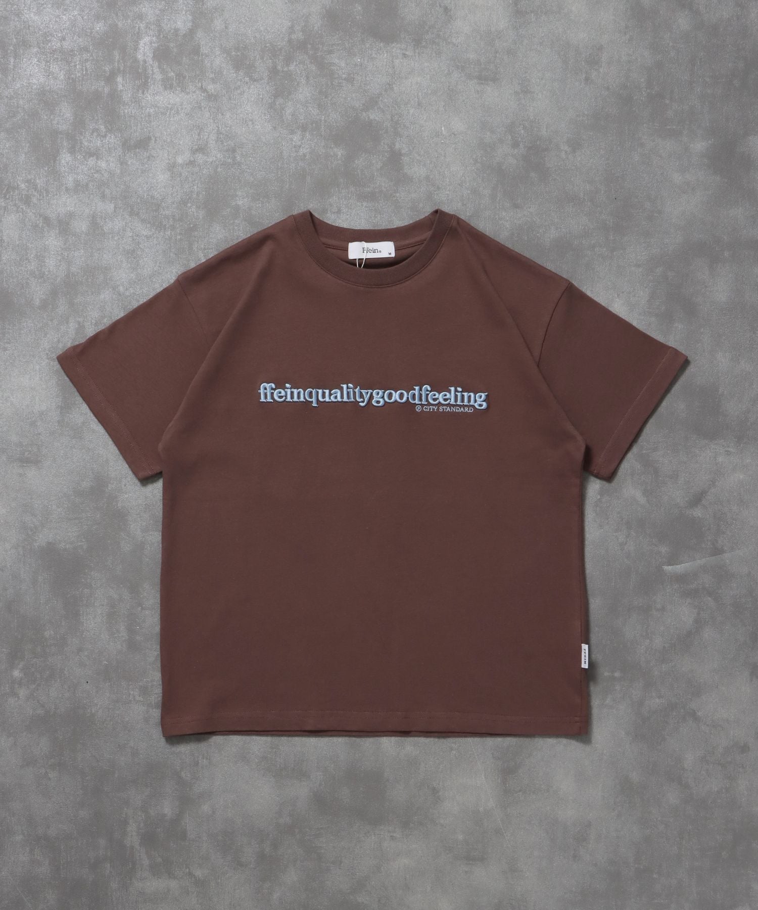 【FFEIN(フェイン)】センターロゴ3D刺繍ショート丈Tシャツ / Tシャツ クルーネック 半袖 刺繍 シンプル 【短丈】 モカ