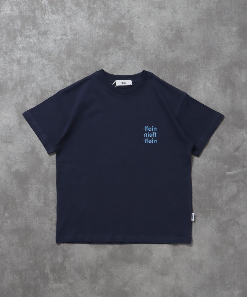 【FFEIN(フェイン)】ワンポイント3段ロゴ刺繍ショート丈Tシャツ / Tシャツ クルーネック 半袖 刺繍 ワンポイント シンプル 【短丈】 ネイビー