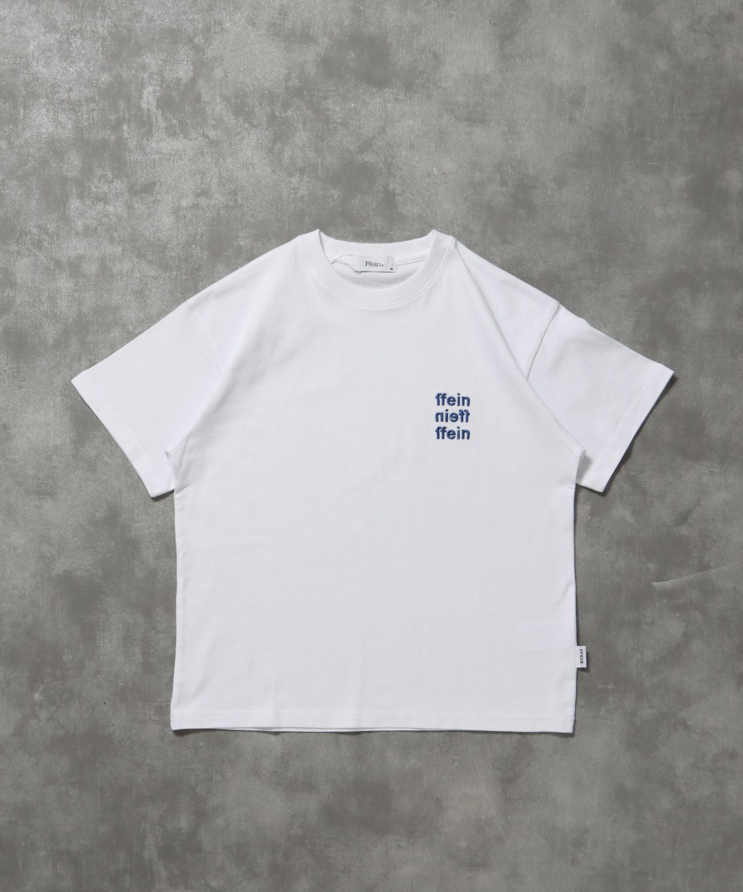 【FFEIN(フェイン)】ワンポイント3段ロゴ刺繍ショート丈Tシャツ / Tシャツ クルーネック 半袖 刺繍 ワンポイント シンプル 【短丈】 ホワイト
