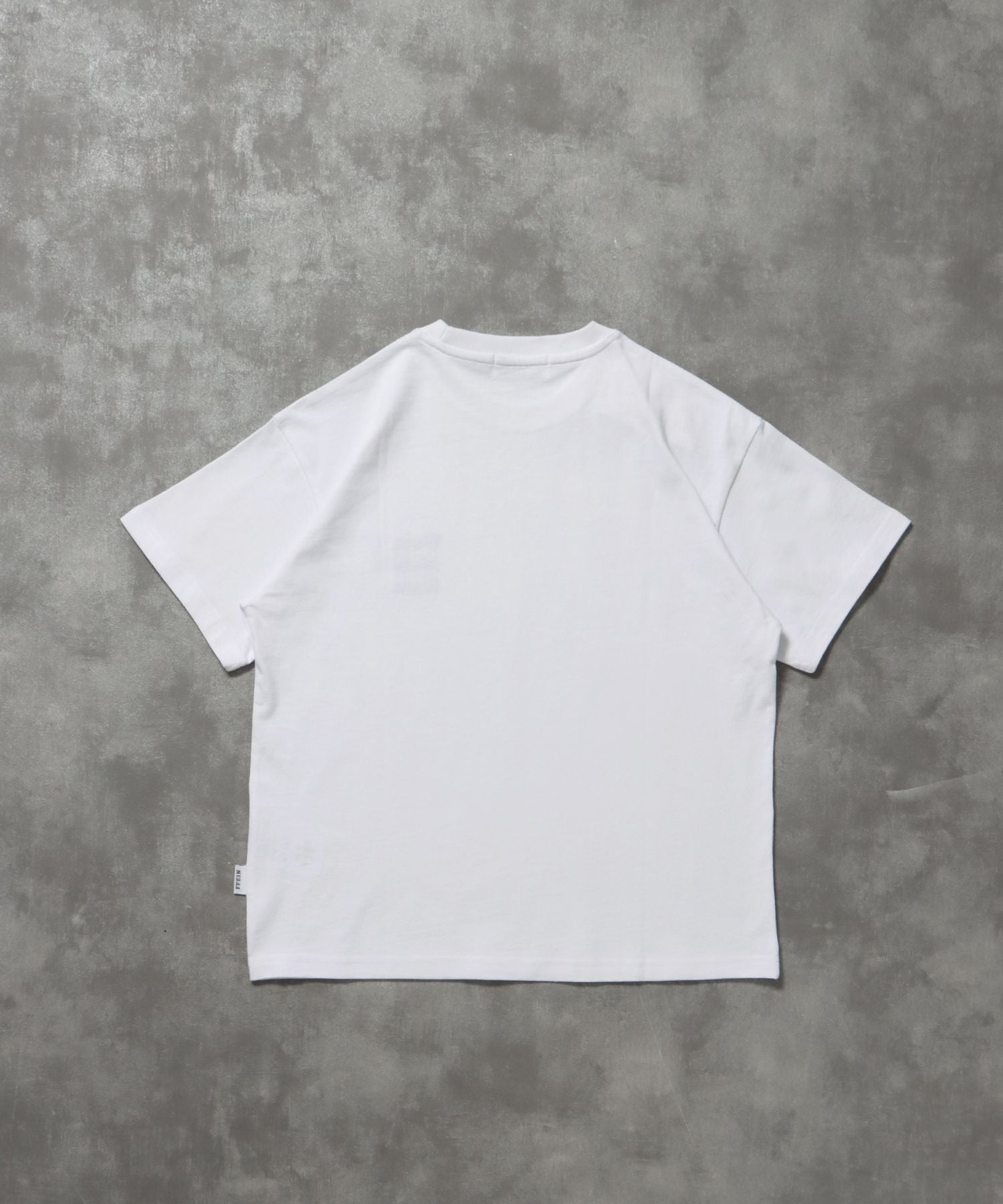 ワンポイント3段ロゴ刺繍ショート丈Tシャツ / Tシャツ クルーネック 半袖 刺繍 ワンポイント シンプル 【短丈】 ホワイト