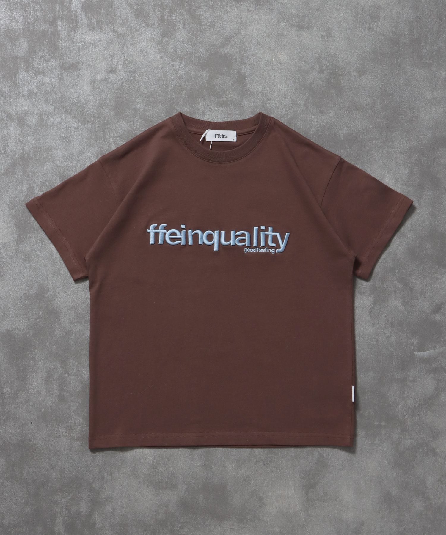 【FFEIN(フェイン)】センターデカロゴ3D刺繍ショート丈Tシャツ/ Tシャツ クルーネック 半袖 刺繍 【短丈】 モカ