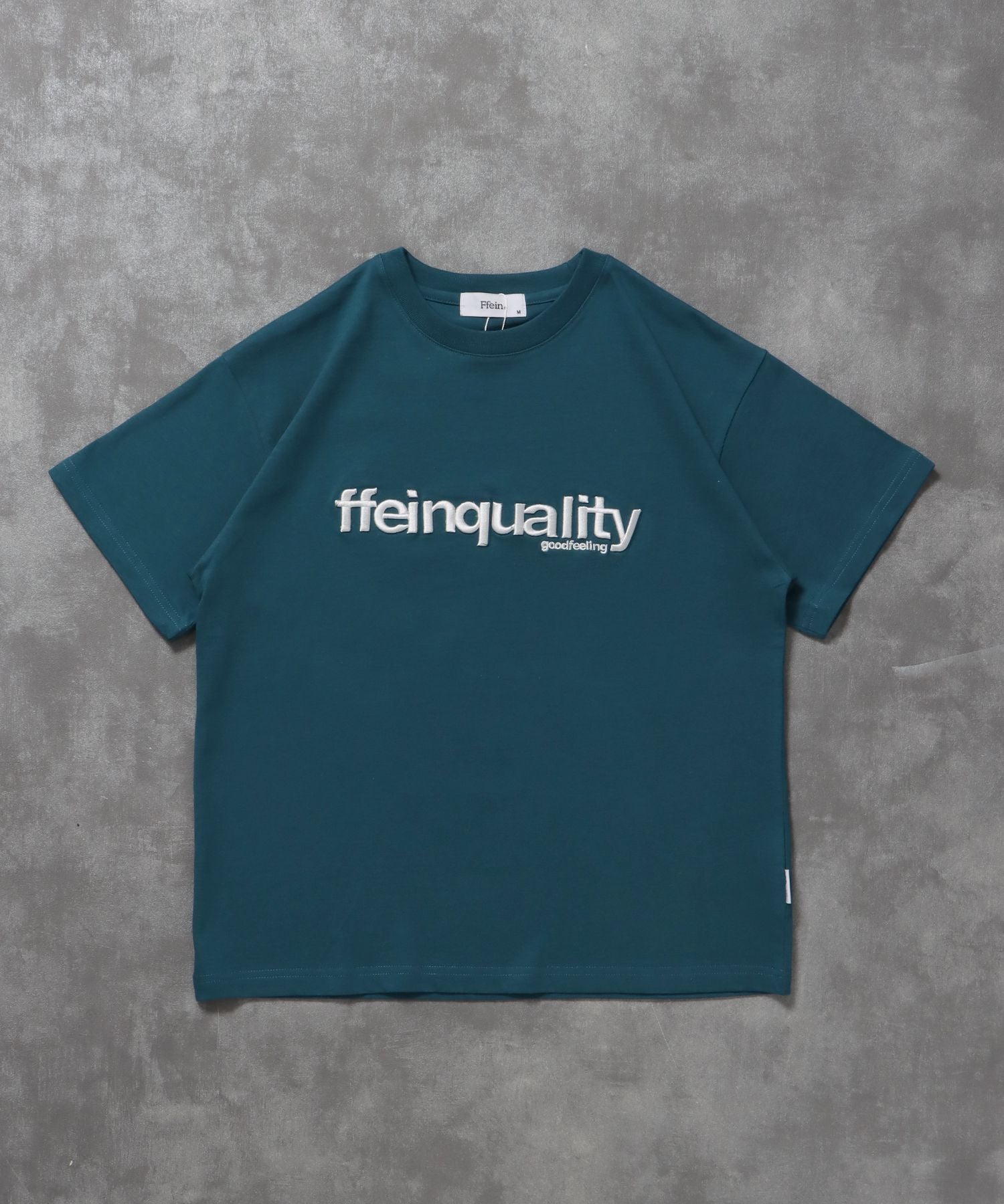 【FFEIN(フェイン)】センターデカロゴ3D刺繍ショート丈Tシャツ/ Tシャツ クルーネック 半袖 刺繍 【短丈】 ダークグリーン