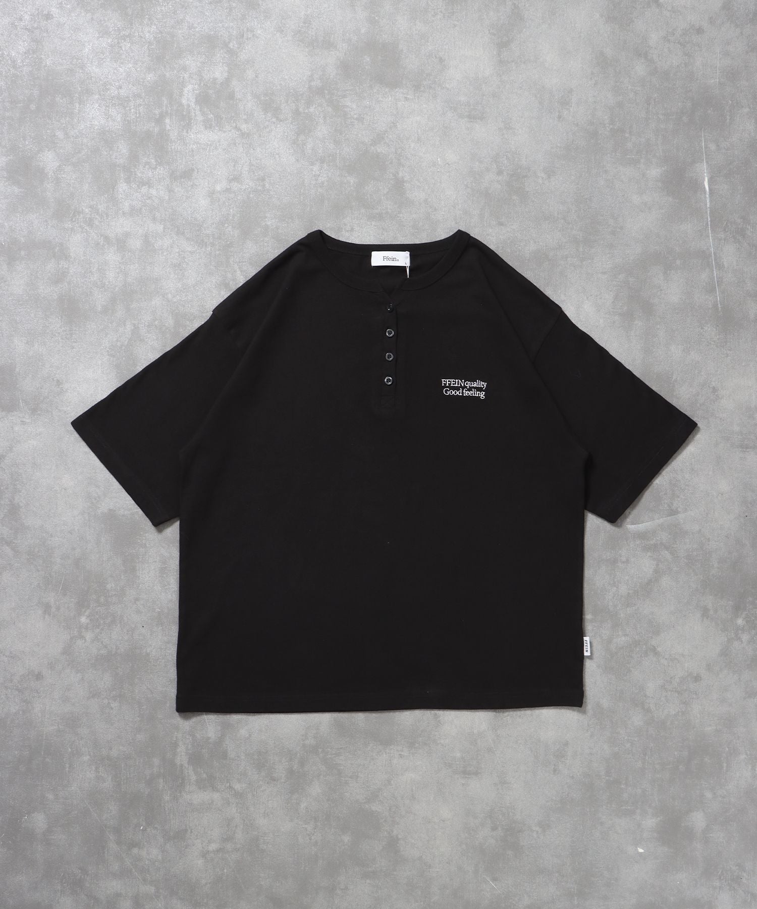 【FFEIN(フェイン)】ワンポイント刺繍ロゴヘンリーネックショート丈Tシャツ/ Tシャツ ヘンリーネック 半袖 刺繍 ボタン ワンポイント シンプル 【短丈】 ブラック