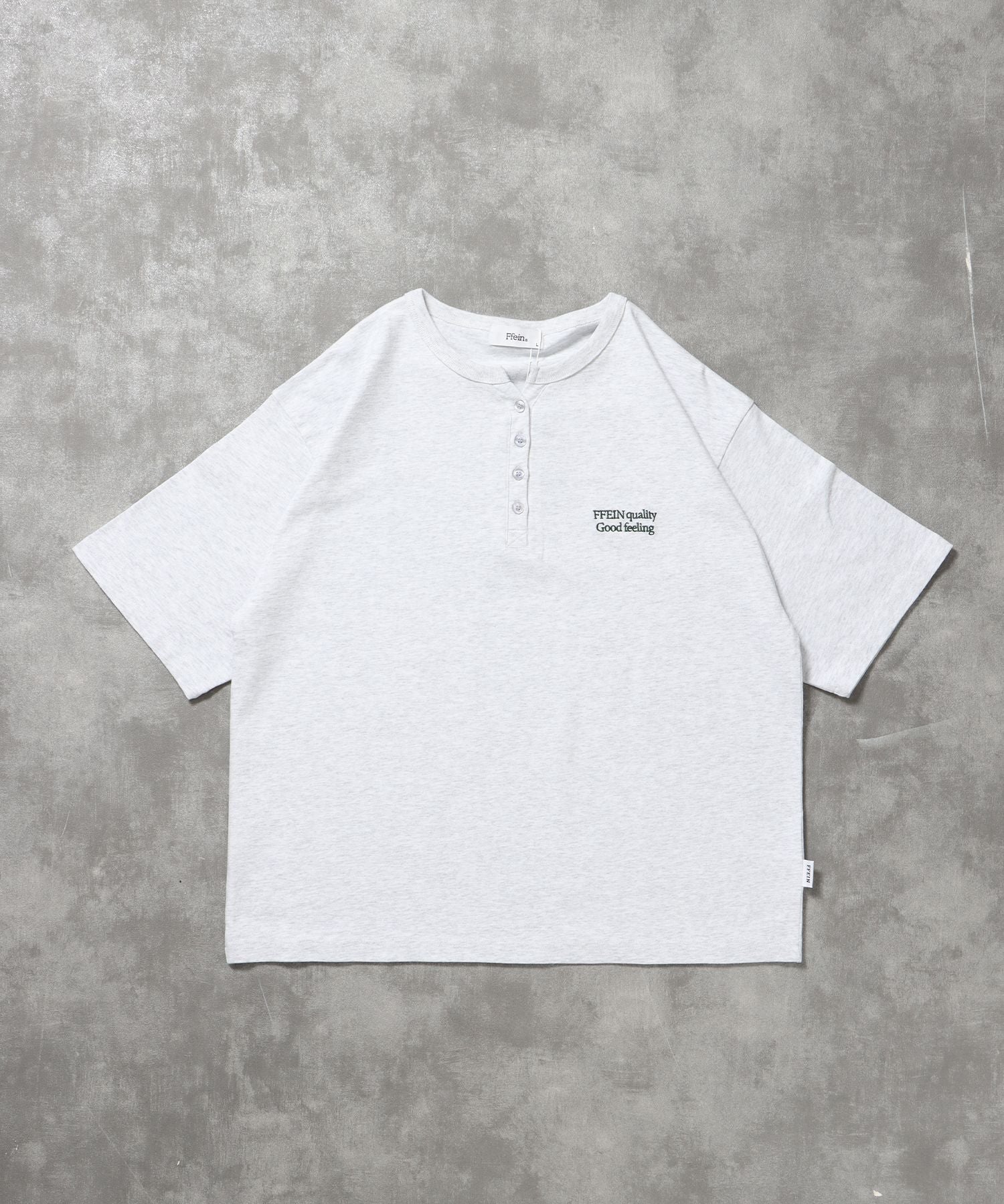【FFEIN(フェイン)】ワンポイント刺繍ロゴヘンリーネックショート丈Tシャツ/ Tシャツ ヘンリーネック 半袖 刺繍 ボタン ワンポイント シンプル 【短丈】 アッシュグレー