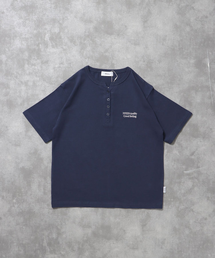 【FFEIN(フェイン)】ワンポイント刺繍ロゴヘンリーネックショート丈Tシャツ/ Tシャツ ヘンリーネック 半袖 刺繍 ボタン ワンポイント シンプル 【短丈】 ネイビー