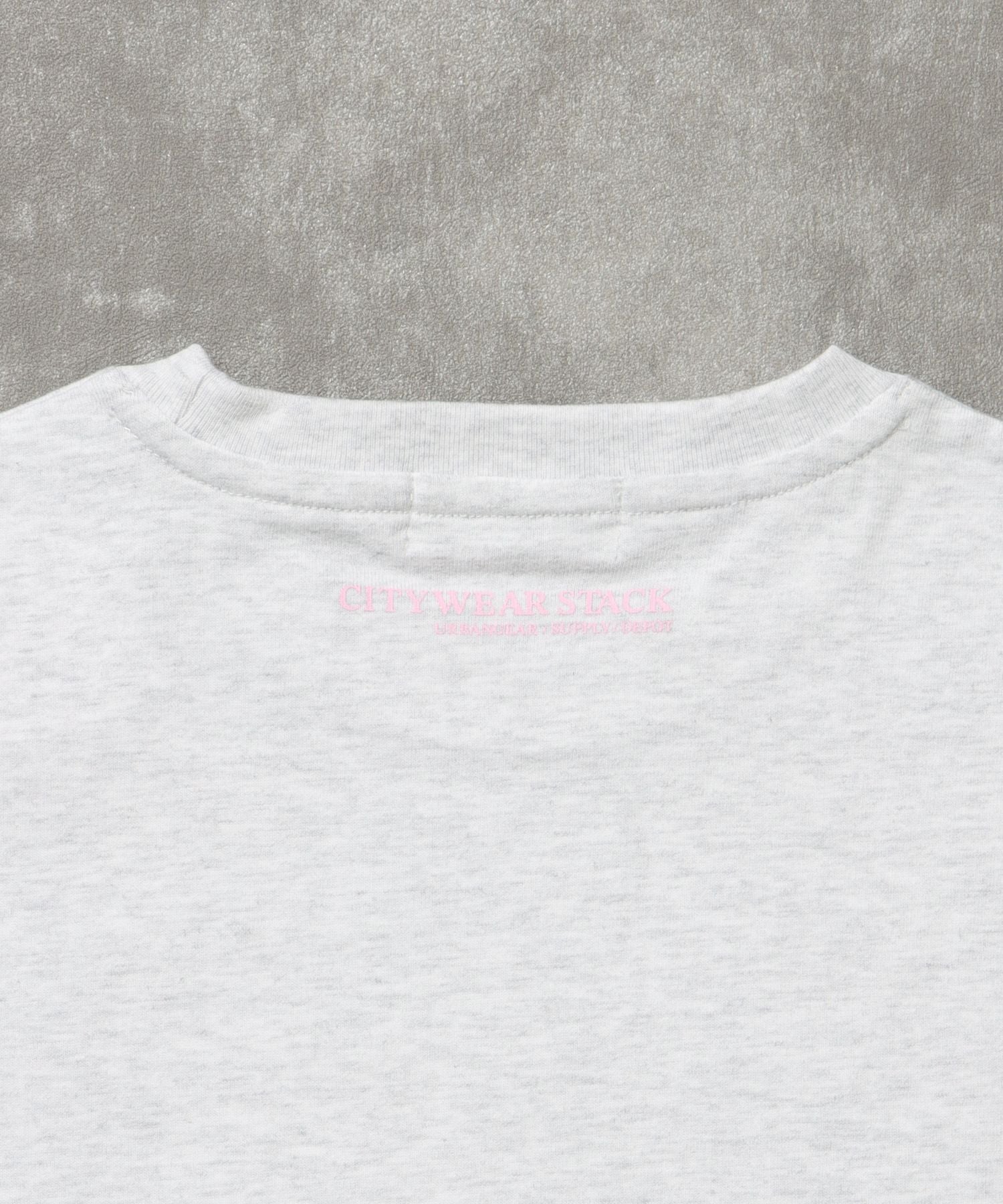 ユニバーサルロゴショート丈Tシャツ/ Tシャツ クルーネック 半袖 プリント 刺繍 チェック 【短丈】 アッシュグレー