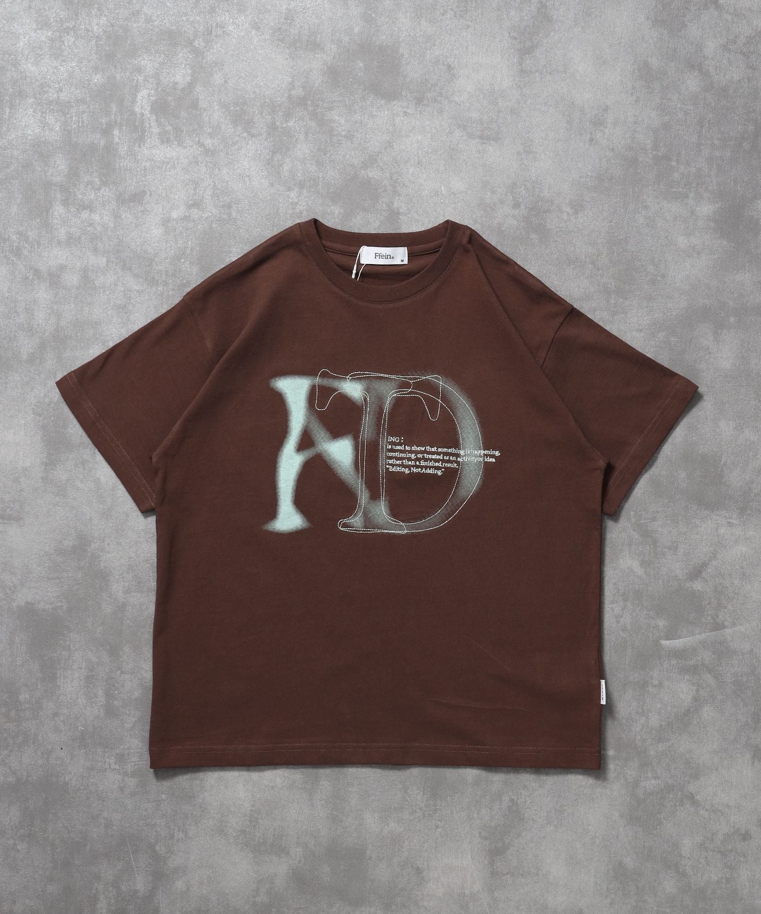 【FFEIN(フェイン)】ぼかしロゴショート丈Tシャツ / Tシャツ クルーネック 半袖 刺繍 プリント 【短丈】 ブラウン