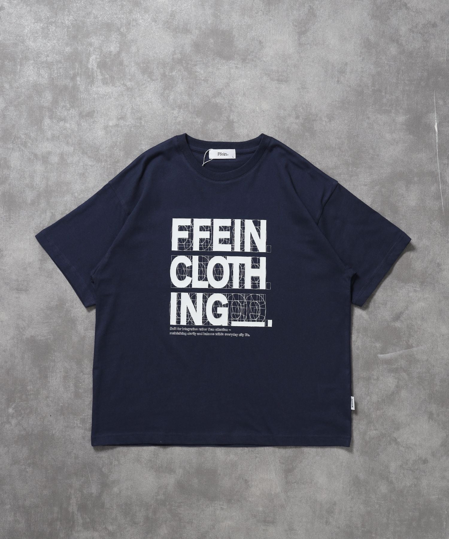 【FFEIN(フェイン)】線画グラフィックロゴショート丈Tシャツ / Tシャツ クルーネック 半袖 プリント 【短丈】 ネイビー