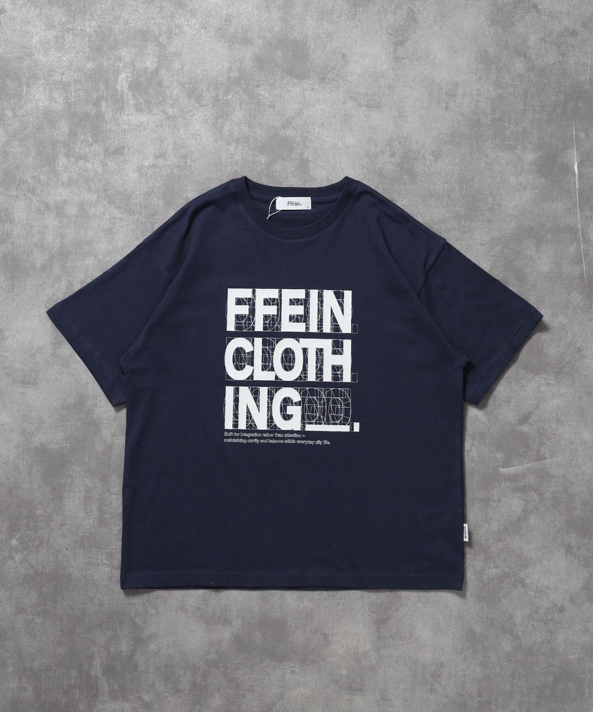 【FFEIN(フェイン)】線画グラフィックロゴショート丈Tシャツ / Tシャツ クルーネック 半袖 プリント 【短丈】 ネイビー