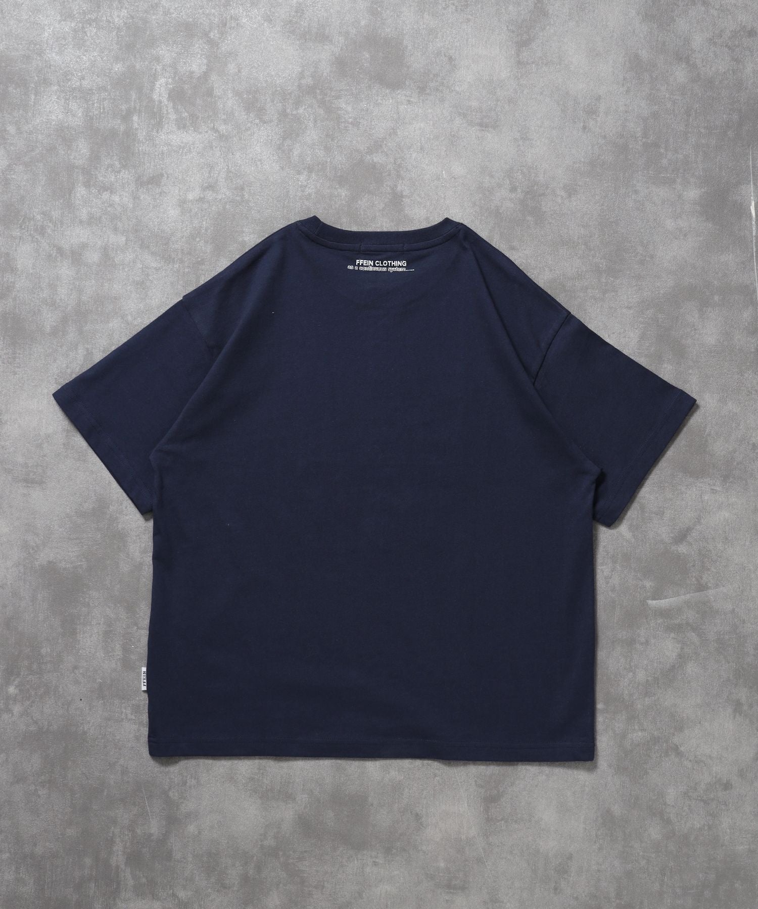 線画グラフィックロゴショート丈Tシャツ / Tシャツ クルーネック 半袖 プリント 【短丈】 ネイビー