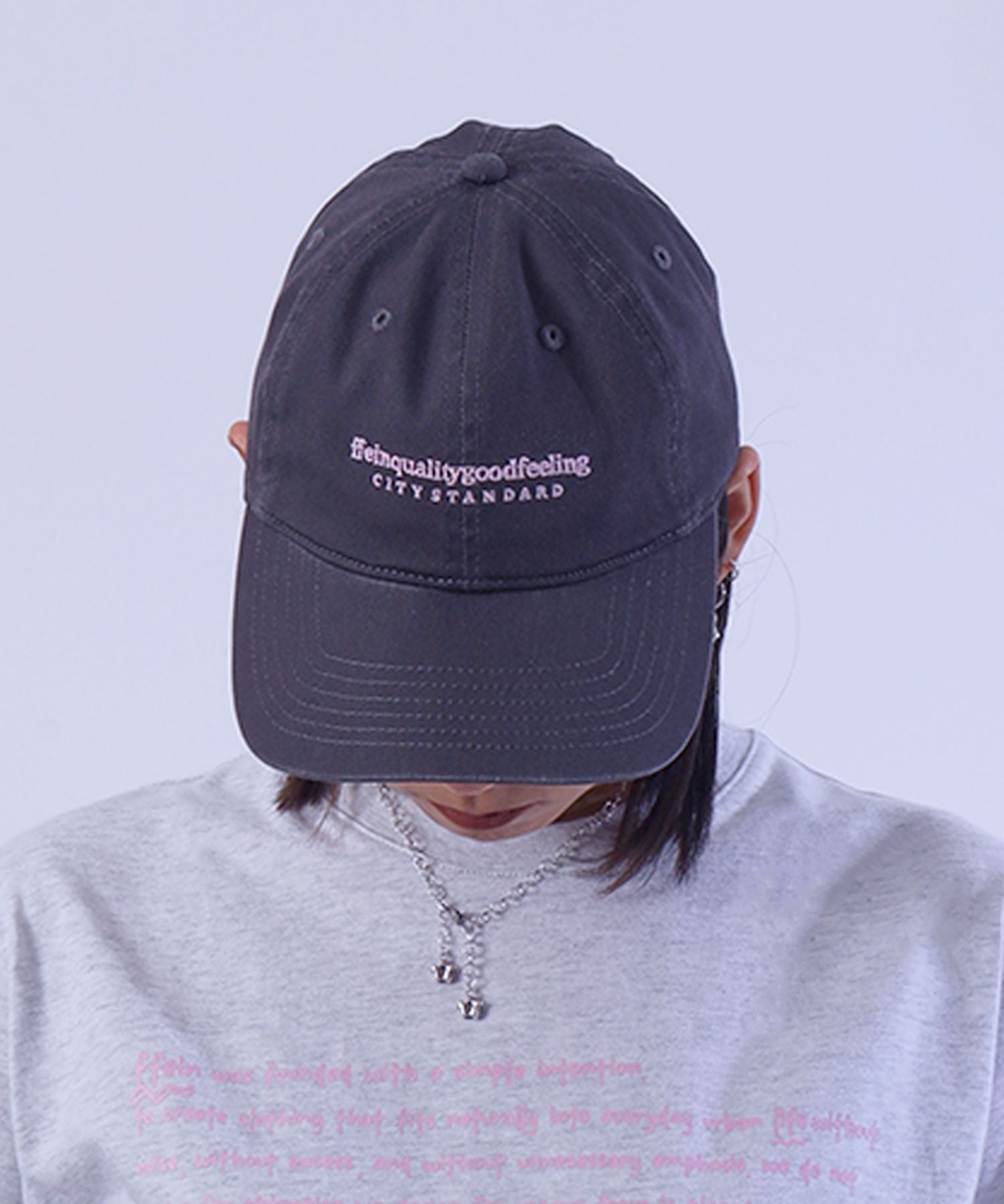 【FFEIN(フェイン)】メッセージ刺繍キャップ / ユニセックス キャップ 帽子 雑貨 刺繍 チャコール