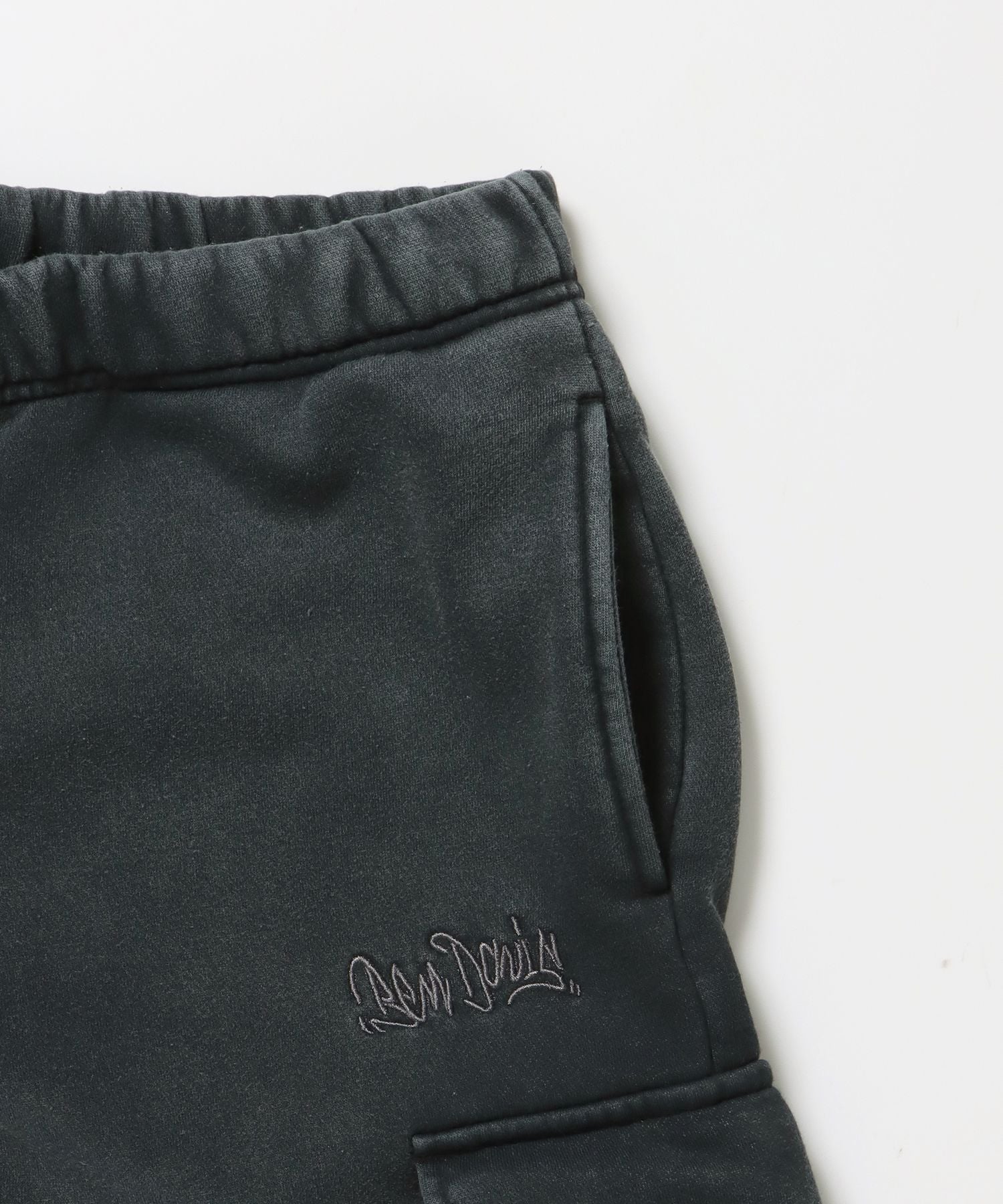 FADED SWEAT CARGO PANTS / カーゴパンツ スウェット ワイドシルエット 裏起毛 ドローコード 刺繍 ≪セットアップ着用可能≫ ブラック