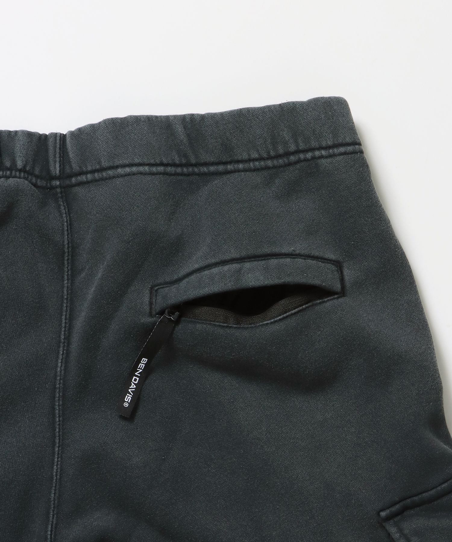 FADED SWEAT CARGO PANTS / カーゴパンツ スウェット ワイドシルエット 裏起毛 ドローコード 刺繍 ≪セットアップ着用可能≫ ブラック