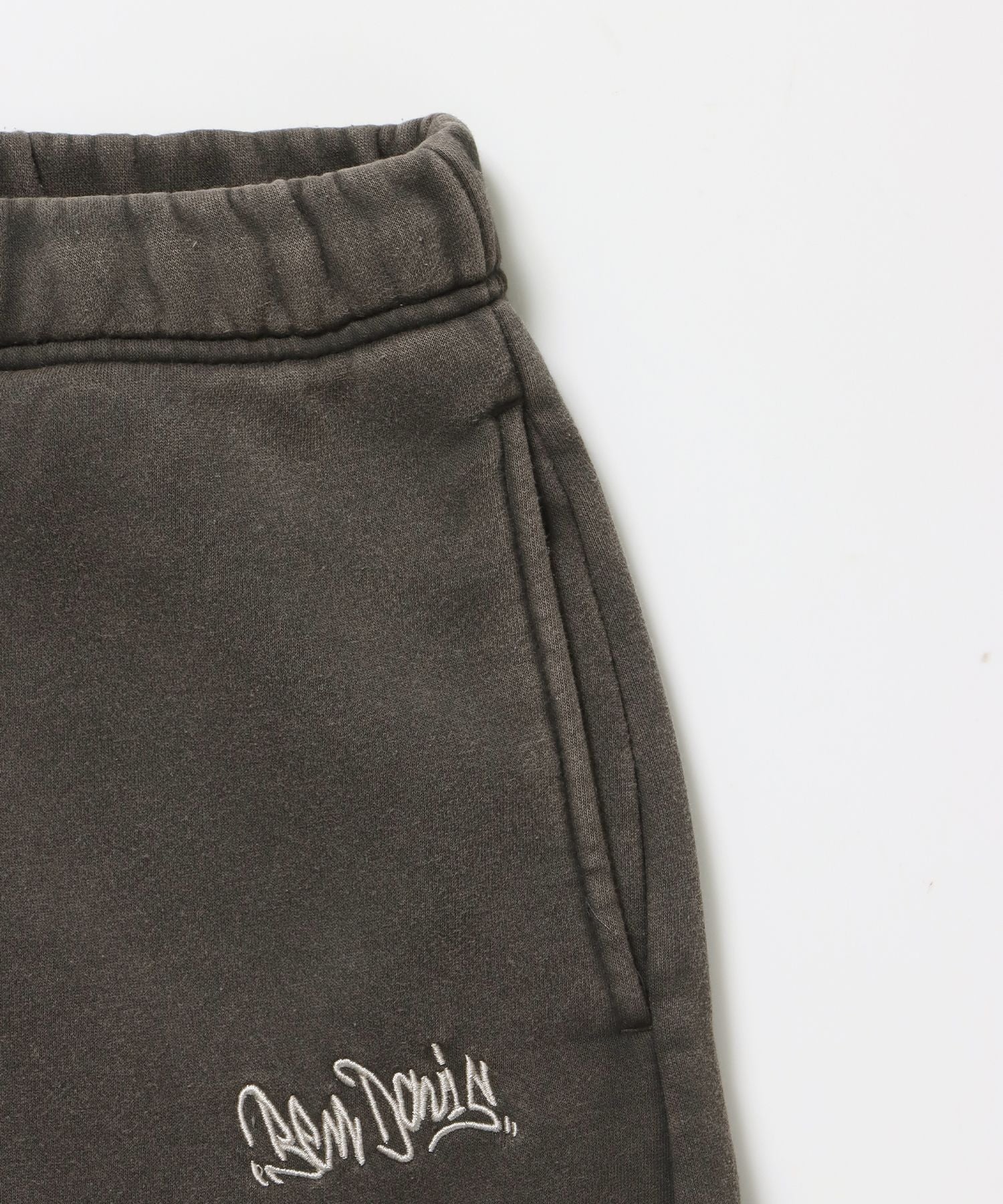 FADED SWEAT CARGO PANTS / カーゴパンツ スウェット ワイドシルエット 裏起毛 ドローコード 刺繍 ≪セットアップ着用可能≫ ダークブラウン