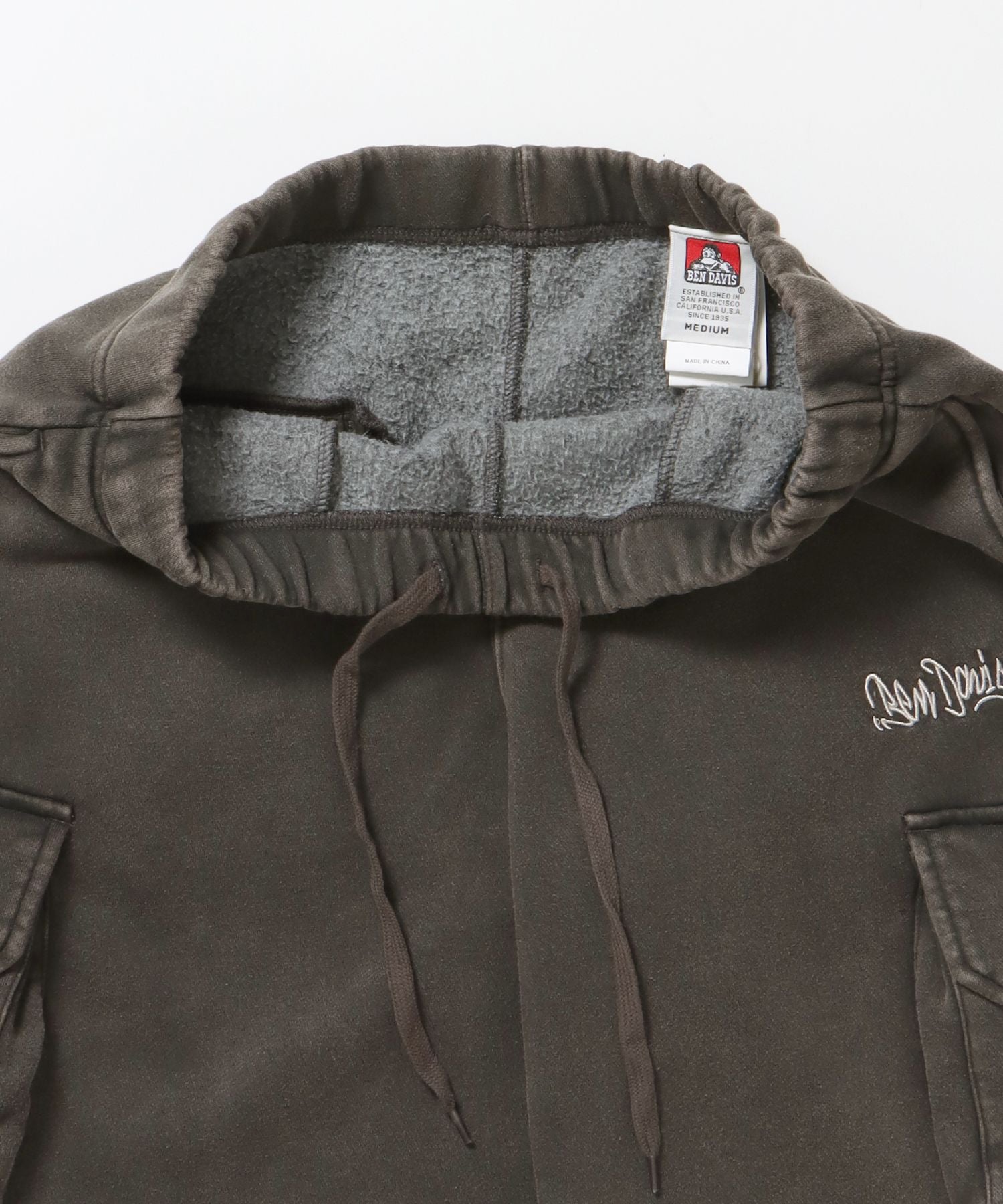 FADED SWEAT CARGO PANTS / カーゴパンツ スウェット ワイドシルエット 裏起毛 ドローコード 刺繍 ≪セットアップ着用可能≫ ダークブラウン