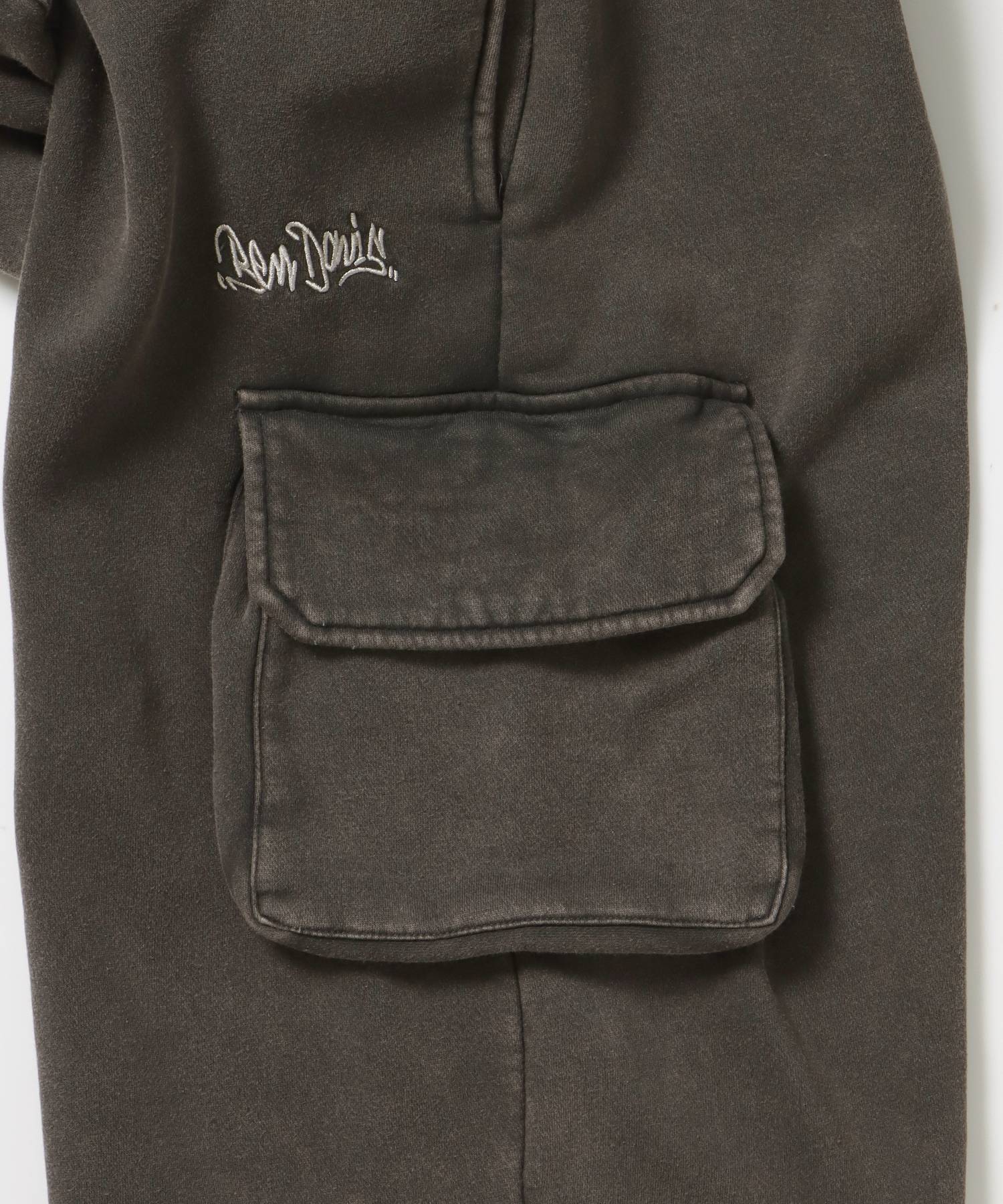 FADED SWEAT CARGO PANTS / カーゴパンツ スウェット ワイドシルエット 裏起毛 ドローコード 刺繍 ≪セットアップ着用可能≫ ダークブラウン