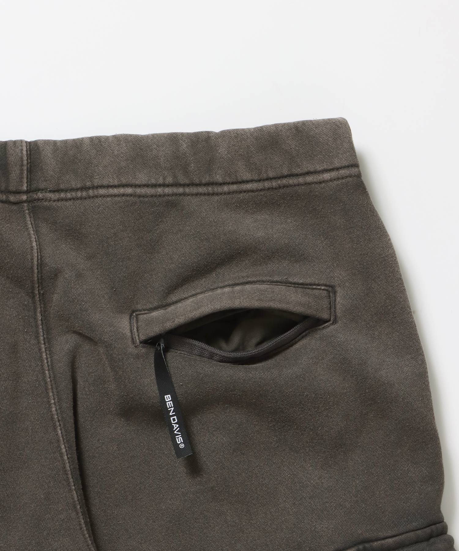 FADED SWEAT CARGO PANTS / カーゴパンツ スウェット ワイドシルエット 裏起毛 ドローコード 刺繍 ≪セットアップ着用可能≫ ダークブラウン