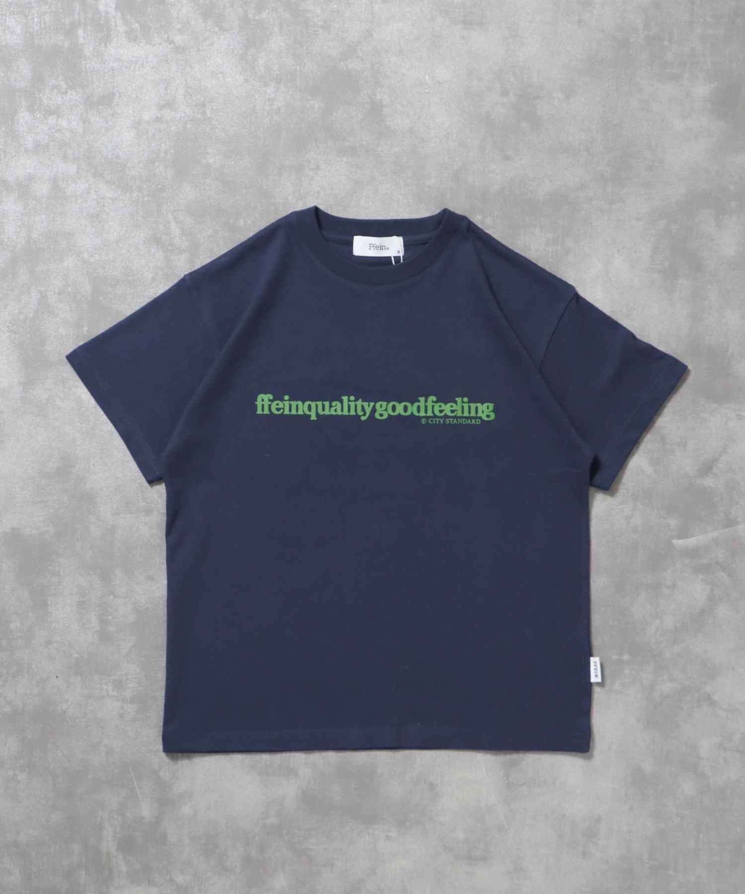 【FFEIN(フェイン)】センタープリントロゴショート丈Tシャツ / Tシャツ クルーネック 半袖 プリント ネイビー