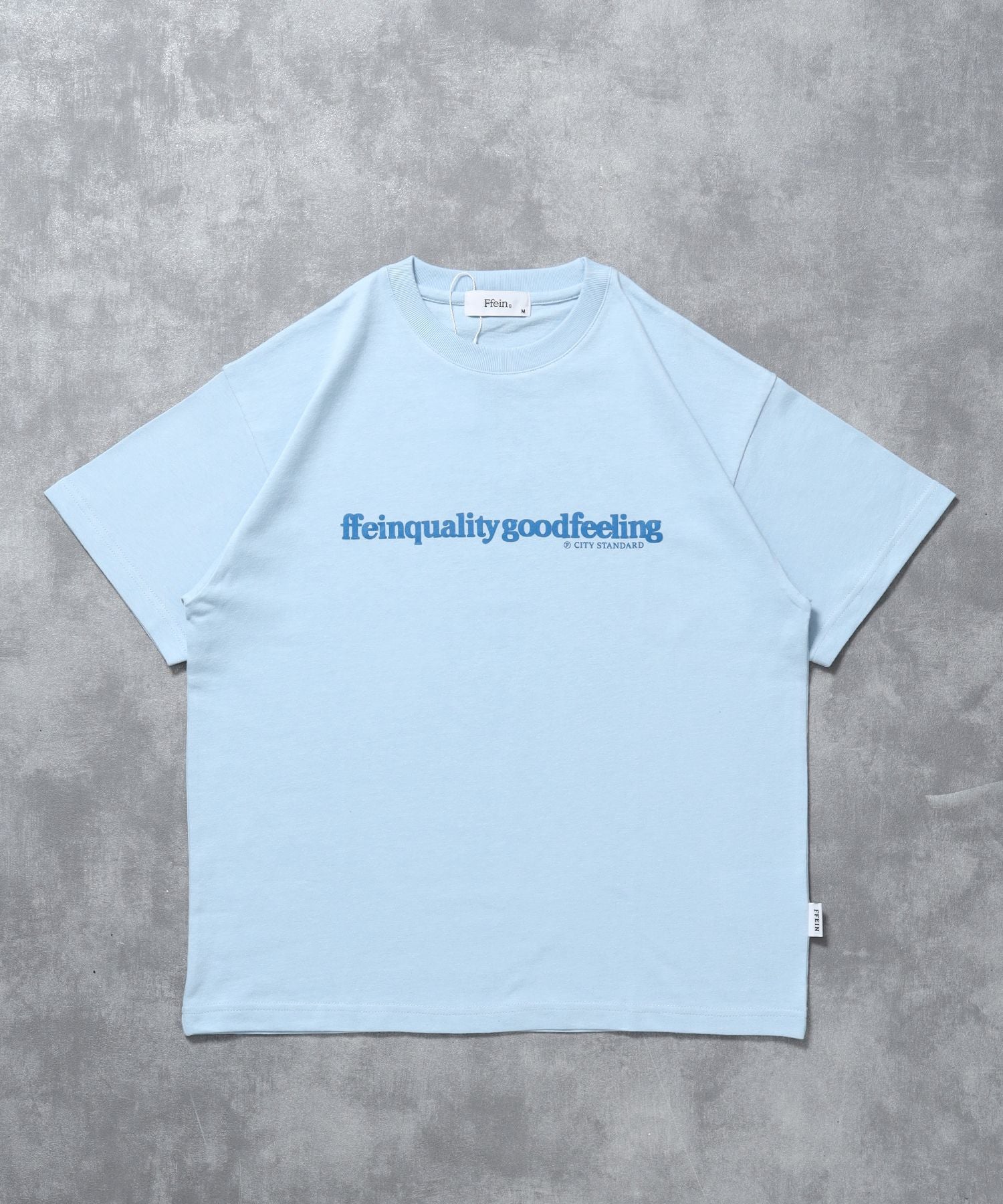 【FFEIN(フェイン)】センタープリントロゴショート丈Tシャツ / Tシャツ クルーネック 半袖 プリント ライトブルー