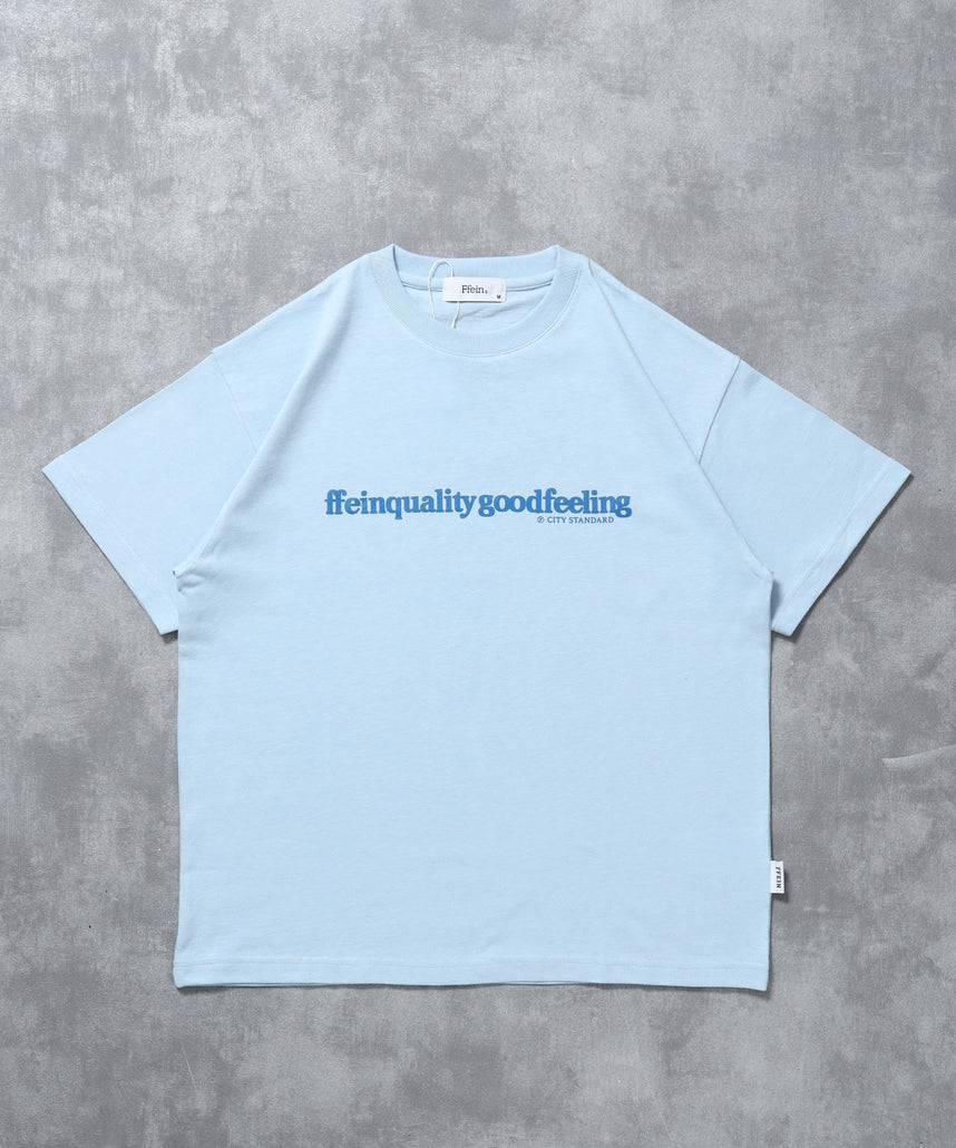 【FFEIN(フェイン)】センタープリントロゴショート丈Tシャツ / Tシャツ クルーネック 半袖 プリント ライトブルー