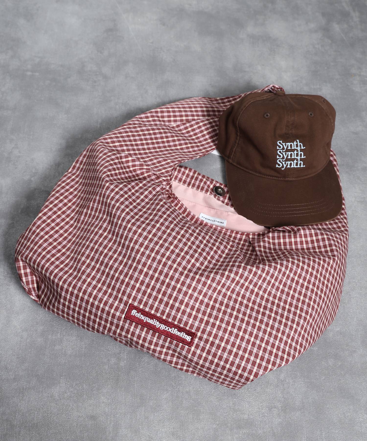 【FFEIN(フェイン)】ダブルタックチェックムーンバッグ / ユニセックス バック ハンドバック 雑貨 刺繍 チェック ポケット レッド