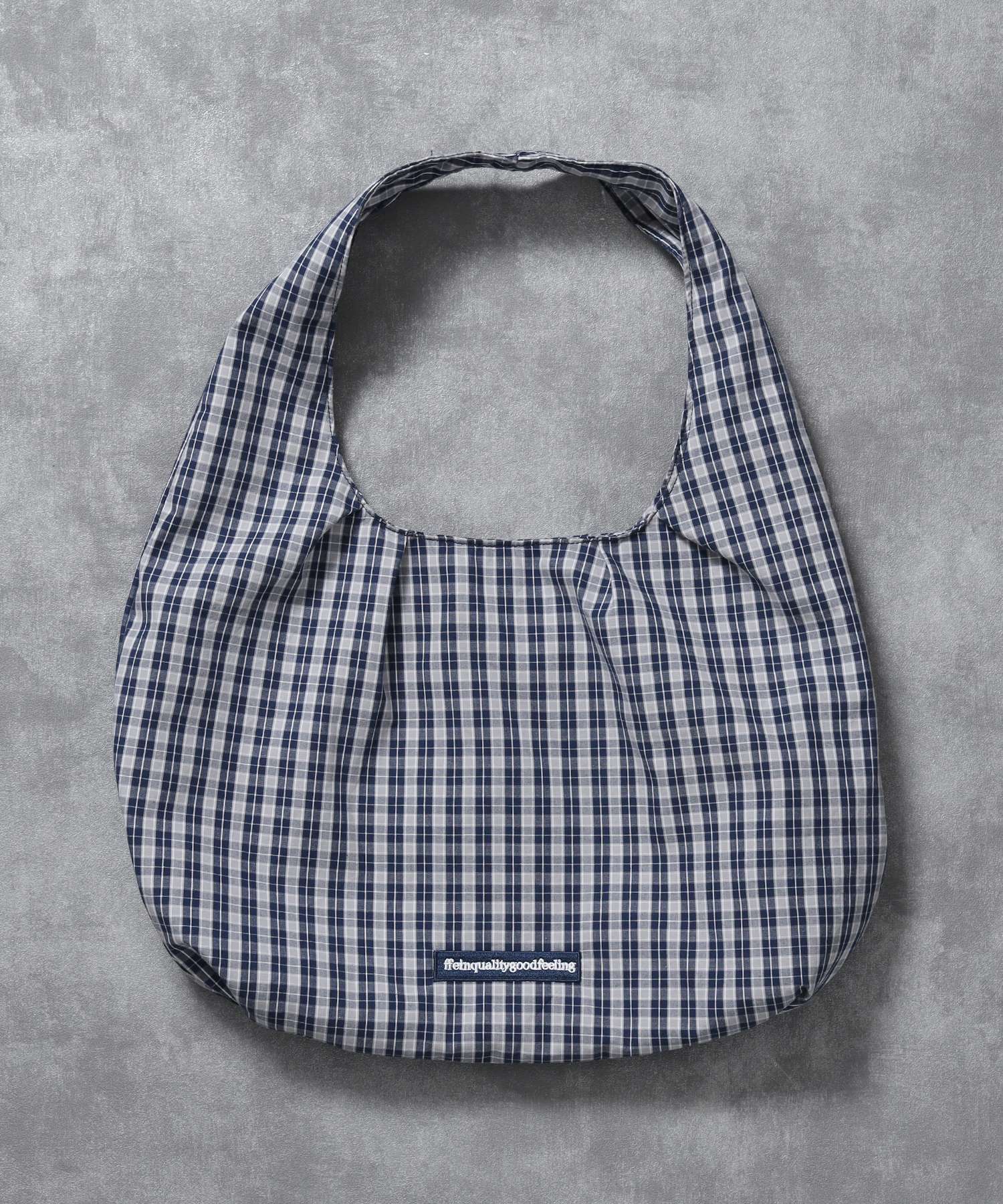 【FFEIN(フェイン)】ダブルタックチェックムーンバッグ / ユニセックス バック ハンドバック 雑貨 刺繍 チェック ポケット ネイビー