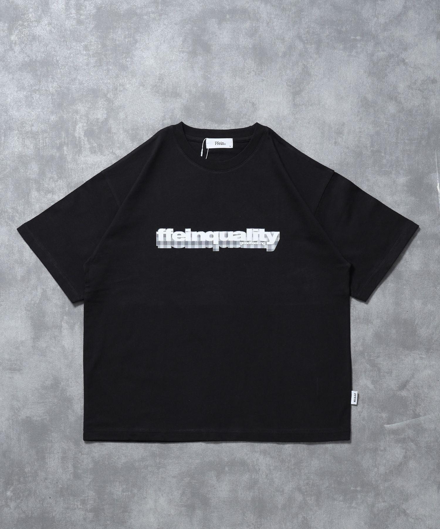 【FFEIN(フェイン)】立体チェックプリントロゴショート丈Tシャツ/ クルーネック 半袖 刺繍 【短丈】 ブラック
