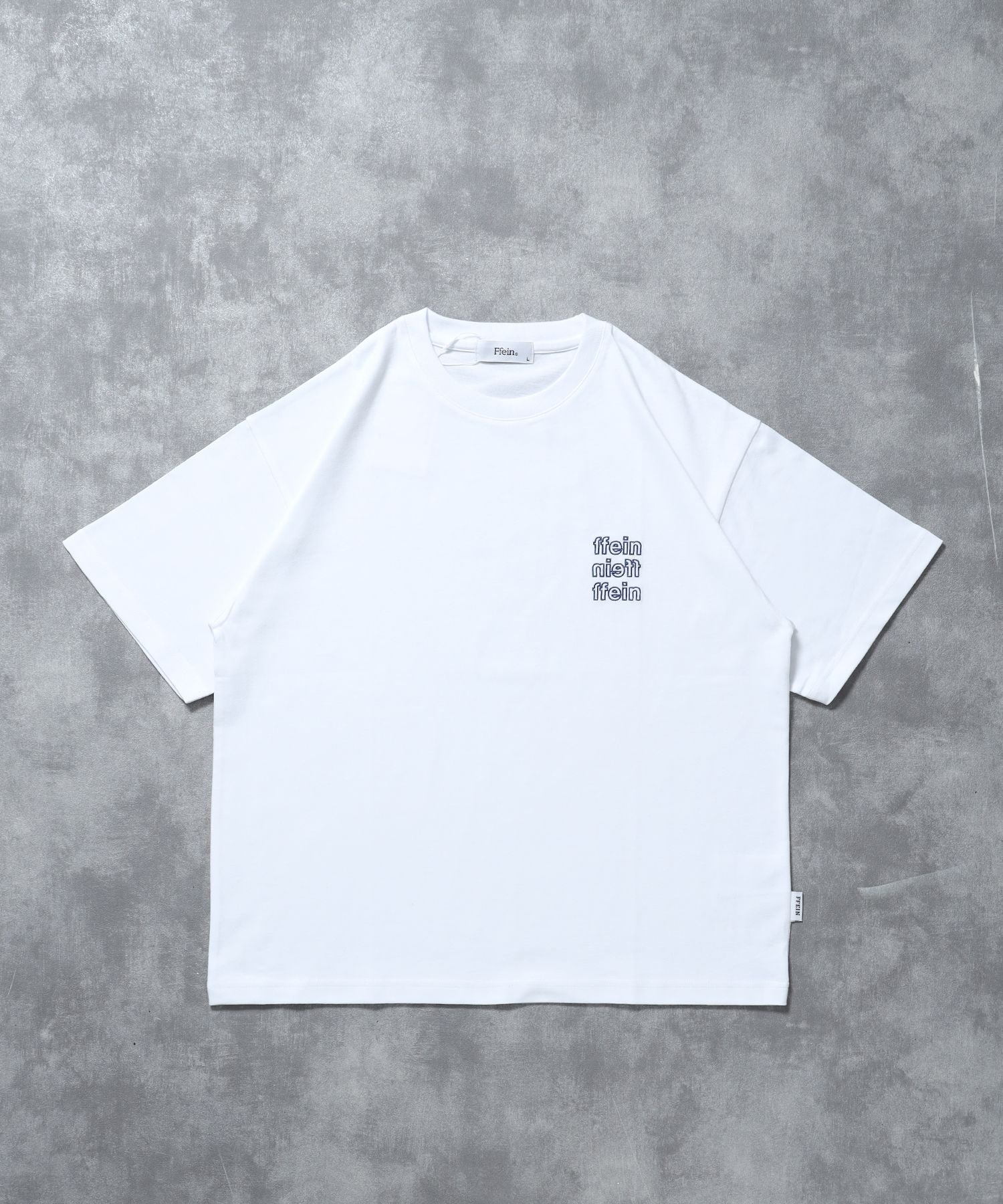 【FFEIN(フェイン)】ワンポイント3段ロゴアウトライン刺繍ショート丈Tシャツ / クルーネック 半袖 ワンポイント シンプル 刺繍【短丈】 ホワイト