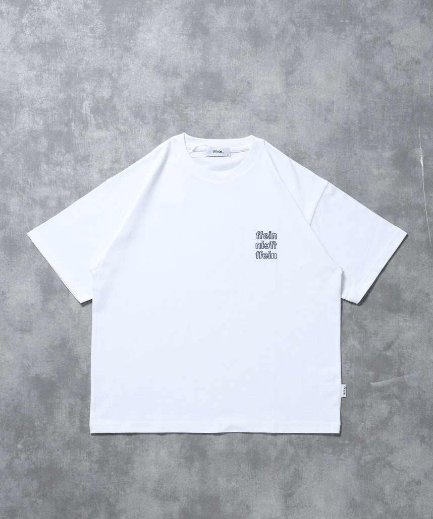 【FFEIN(フェイン)】ワンポイント3段ロゴアウトライン刺繍ショート丈Tシャツ / クルーネック 半袖 ワンポイント シンプル 刺繍【短丈】 ホワイト