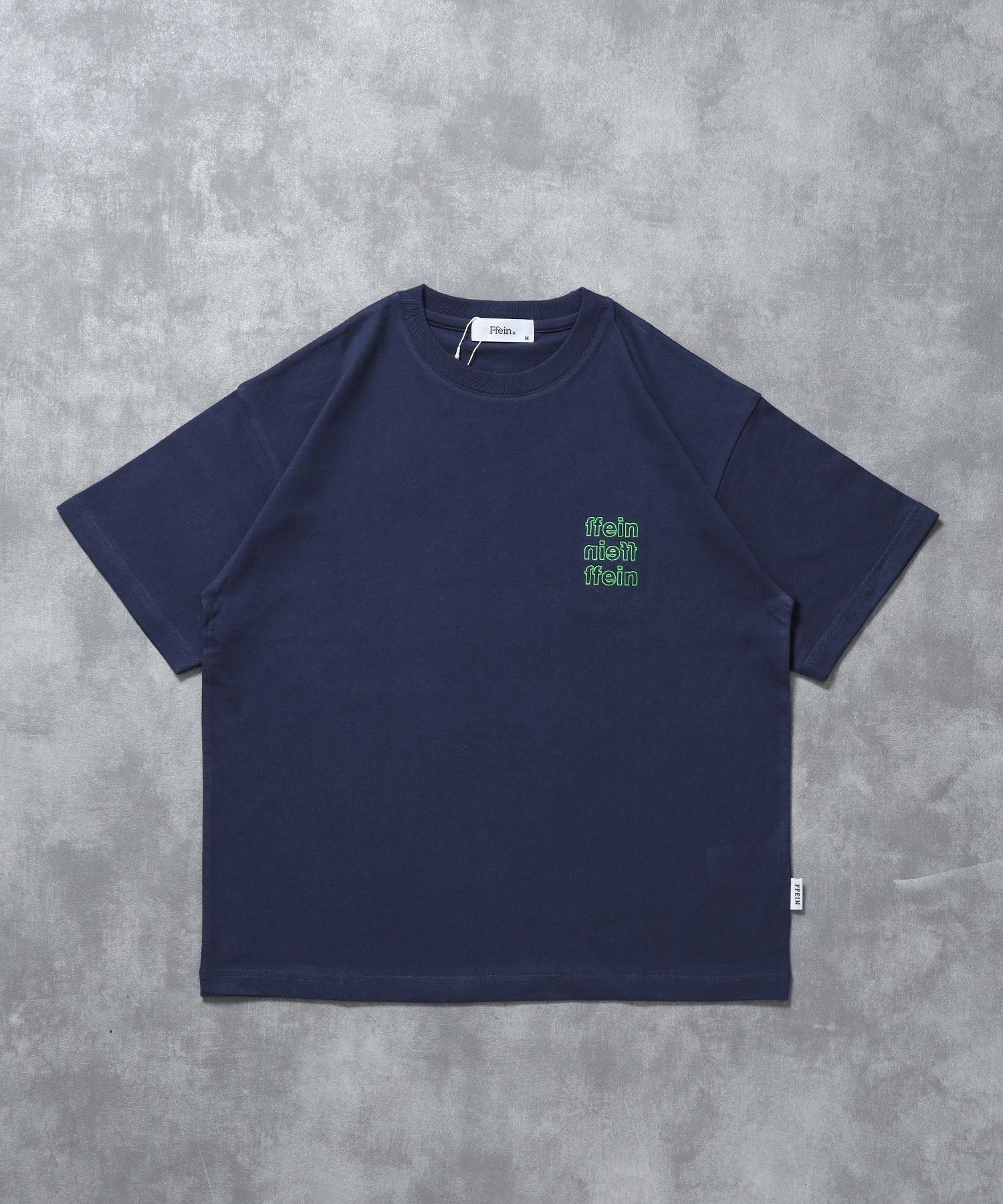 【FFEIN(フェイン)】ワンポイント3段ロゴアウトライン刺繍ショート丈Tシャツ / クルーネック 半袖 ワンポイント シンプル 刺繍【短丈】 ネイビー