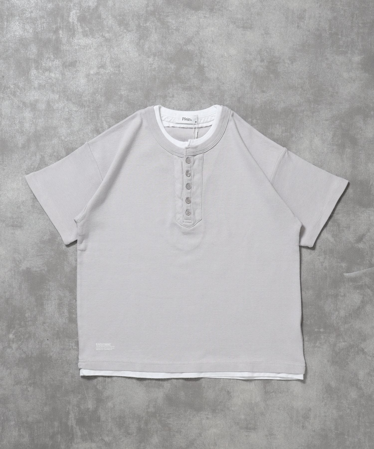 【FFEIN(フェイン)】フェイクレイヤードヘンリーネックショート丈Tシャツ/ Tシャツ ヘンリーネック 半袖 レイヤード ワンポイント シンプル 【短丈】 グレー
