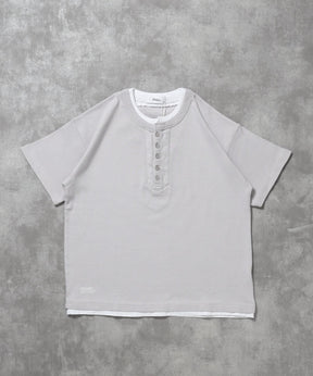 フェイクレイヤードヘンリーネックショート丈Tシャツ/ Tシャツ ヘンリーネック 半袖 レイヤード ワンポイント シンプル 【短丈】 グレー